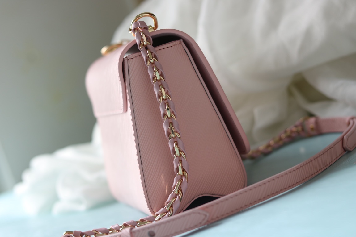 [玫瑰] 原版品質[玫瑰]歡迎貨比三家[玫瑰]款號：50396/23271/23267/23377[玫瑰][玫瑰][玫瑰]本款 Twist 中號手袋取材Epi粒面皮革。標誌性鎖扣點綴同色琺瑯，呈現絎縫效果，致意品牌硬箱內部圖案，並彰顯路易威登匠心工藝。可由日入夜背攜，釋放潮流格調。[玫瑰]
23x 17x9.5釐米(長度x高x寬) Epi 粒面皮革
Epi粒面皮革飾邊牛皮革內襯金屬件
LV Twist 扭鎖
內貼袋，配有可拆卸鏡子後側內貼袋
大號前內袋配有拉鍊袋肩帶:可拆卸，可調節包帶半長:49.0釐