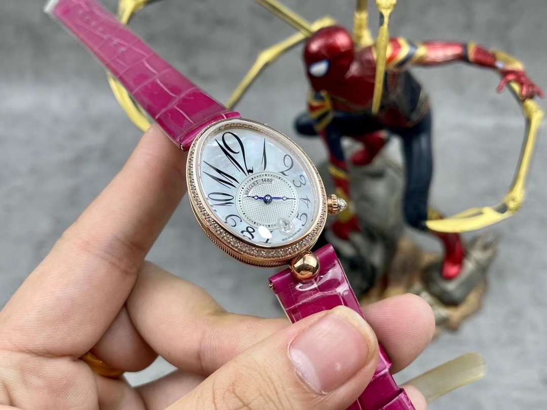 [玫瑰][玫瑰]最強 升級版 頂級 復刻女款 寶璣那不勒斯皇后系列，
【表殼】腕表尺寸分別為中號36.5x28.5毫米 
鵝卵形表殼高雅大氣，表殼外緣飾有錢幣紋。表圈和表殼周圍鑲嵌共117顆施華洛水晶（約0.99克拉）。表冠處鑲有一顆梨形晶石（約0.26克拉）
【精彩細節】
1.與原裝吻合，在表殼背部均打有貴金屬標識，效果清晰工整，彰顯腕表檔次。2.穹面玻璃，從側面看不僅有魚眼效果，還能折射鑽石帶來的璀璨光芒，更顯腕表高貴血統。
3.為了達到原裝K金質量的手感，調試了表殼內部結構的配重，做到重量與原版如出