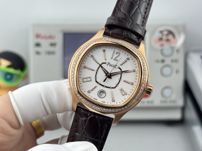 
熱賣款🔥🔥🔥！方形殼—在推出新面孔—更別緻—更有型—經典
品牌：伯爵(方正卓絕 精緻之作）爆賣款🎉🎉🎉
類型：精緻款男士腕表（卓越）有轉必賣
錶帶：真牛皮&316L錶帶（舒適）大氣磅礡
機芯：超頂級機械2824機芯（穩定）
材料：礦物質超強鏡面（耐磨）
大氣風範 無限渴望 特別創意 載譽上市
尺寸：直徑42mm厚10mm榮譽
新款上市！歡迎轉載！