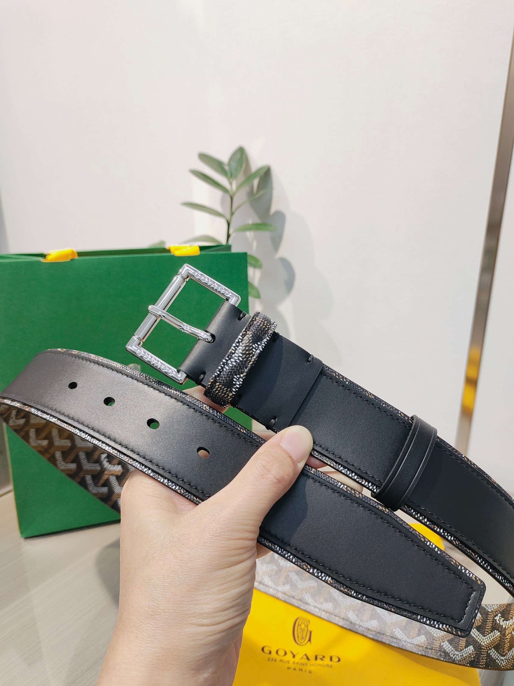 
Goyard(戈雅)腰帶源於法國奢侈品牌，設計風格簡約低調，腰帶身有標誌性帆布搭配進口頭層牛皮，腰帶扣採用簡約精品鋼扣，延續品牌的低調奢華，帶身寬度3.8CM，適用商務休閒日常佩戴。