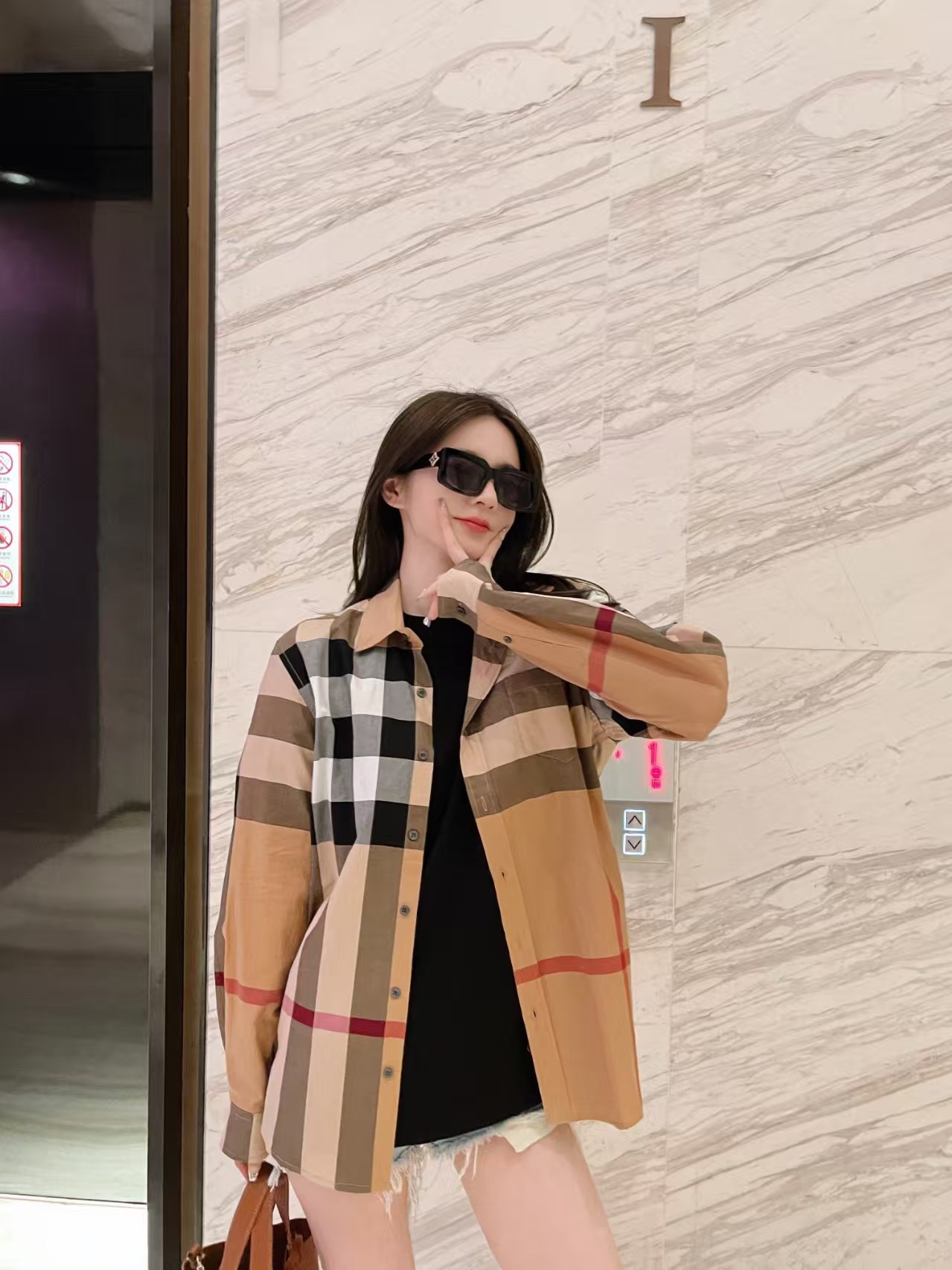 Burberry/巴寶莉 經典大格紋棉質襯衫
定制原版一致80支精梳棉單線紗，紗線全部訂染，最終確定織法，
無論是格型大小線條粗細均達到Y版水平並且布料沒有尾斜現象，
紅外線裁剪對條對格單件裁，保證大貨品質，
定制塔羅貝油封噴漆扣子自然發亮（不同市場版都是樹脂扣），裁片、領子坐領 門邊 袖口 部位加了燙薄，
全部要對格對位出成品，紅外激光定位對格取位，
每個獨立的尺碼都是定位裁片，前幅，口袋，袖子等部位都是對格對位的，
工序複製，費時費料，經典簡單氣質不失大牌，面料上身舒適柔軟卻又挺括有型，