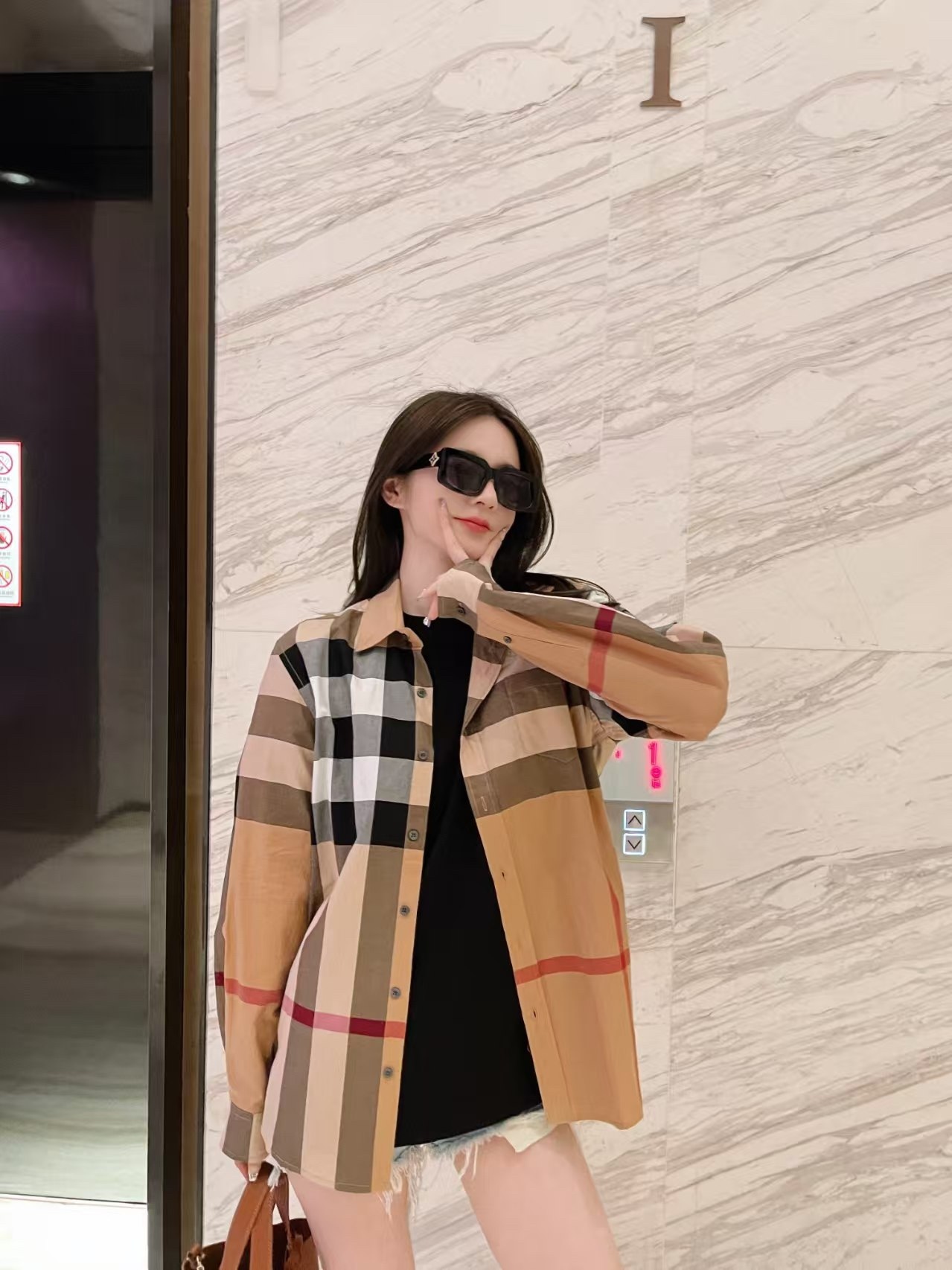 Burberry/巴寶莉 經典大格紋棉質襯衫
定制原版一致80支精梳棉單線紗，紗線全部訂染，最終確定織法，
無論是格型大小線條粗細均達到Y版水平並且布料沒有尾斜現象，
紅外線裁剪對條對格單件裁，保證大貨品質，
定制塔羅貝油封噴漆扣子自然發亮（不同市場版都是樹脂扣），裁片、領子坐領 門邊 袖口 部位加了燙薄，
全部要對格對位出成品，紅外激光定位對格取位，
每個獨立的尺碼都是定位裁片，前幅，口袋，袖子等部位都是對格對位的，
工序複製，費時費料，經典簡單氣質不失大牌，面料上身舒適柔軟卻又挺括有型，