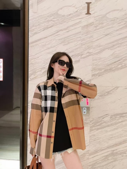Burberry/巴寶莉 經典大格紋棉質襯衫
定制原版一致80支精梳棉單線紗，紗線全部訂染，最終確定織法，
無論是格型大小線條粗細均達到Y版水平並且布料沒有尾斜現象，
紅外線裁剪對條對格單件裁，保證大貨品質，
定制塔羅貝油封噴漆扣子自然發亮（不同市場版都是樹脂扣），裁片、領子坐領 門邊 袖口 部位加了燙薄，
全部要對格對位出成品，紅外激光定位對格取位，
每個獨立的尺碼都是定位裁片，前幅，口袋，袖子等部位都是對格對位的，
工序複製，費時費料，經典簡單氣質不失大牌，面料上身舒適柔軟卻又挺括有型，