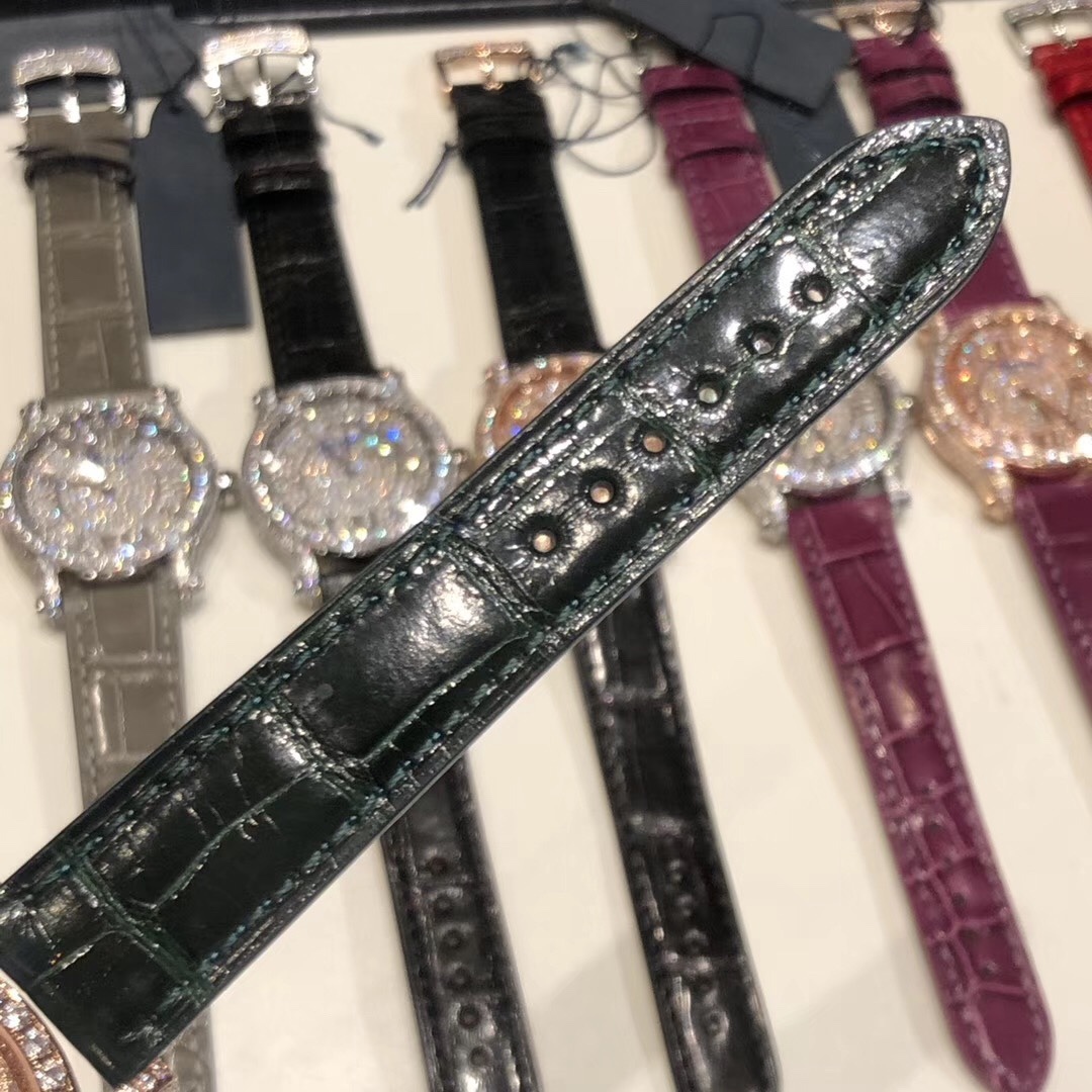 （NL）2025最新款滿天星   原裝搭配美洲鰐魚錶帶 搭配原莊進口日本9015機芯 蕭邦（HAPPY DIAMONDS）作為蕭邦最暢銷的系列一直以細膩的手法詮釋蕭邦標誌性靈動鑽石的概念，此系列作品柔美而時尚，都說男戴萬國女戴蕭邦 有金（進）有鑽（賺）寓意也很好。錶盤內的鑽石滾珠可自由滑行轉動，時來運轉 財運滾滾，讓每一位女性都以最迷人的造型驚艷世人。 這次給大家帶來的蕭邦快樂鑽系列 這次給大家帶來的蕭邦快樂鑽系列 是肖邦旗下最具代表性的腕表 最有特色的夾層玻璃的7顆，7顆鑽石產生自旋 猶如舞蹈