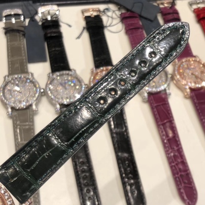 （NL）2025最新款滿天星   原裝搭配美洲鰐魚錶帶 搭配原莊進口日本9015機芯 蕭邦（HAPPY DIAMONDS）作為蕭邦最暢銷的系列一直以細膩的手法詮釋蕭邦標誌性靈動鑽石的概念，此系列作品柔美而時尚，都說男戴萬國女戴蕭邦 有金（進）有鑽（賺）寓意也很好。錶盤內的鑽石滾珠可自由滑行轉動，時來運轉 財運滾滾，讓每一位女性都以最迷人的造型驚艷世人。 這次給大家帶來的蕭邦快樂鑽系列 這次給大家帶來的蕭邦快樂鑽系列 是肖邦旗下最具代表性的腕表 最有特色的夾層玻璃的7顆，7顆鑽石產生自旋 猶如舞蹈