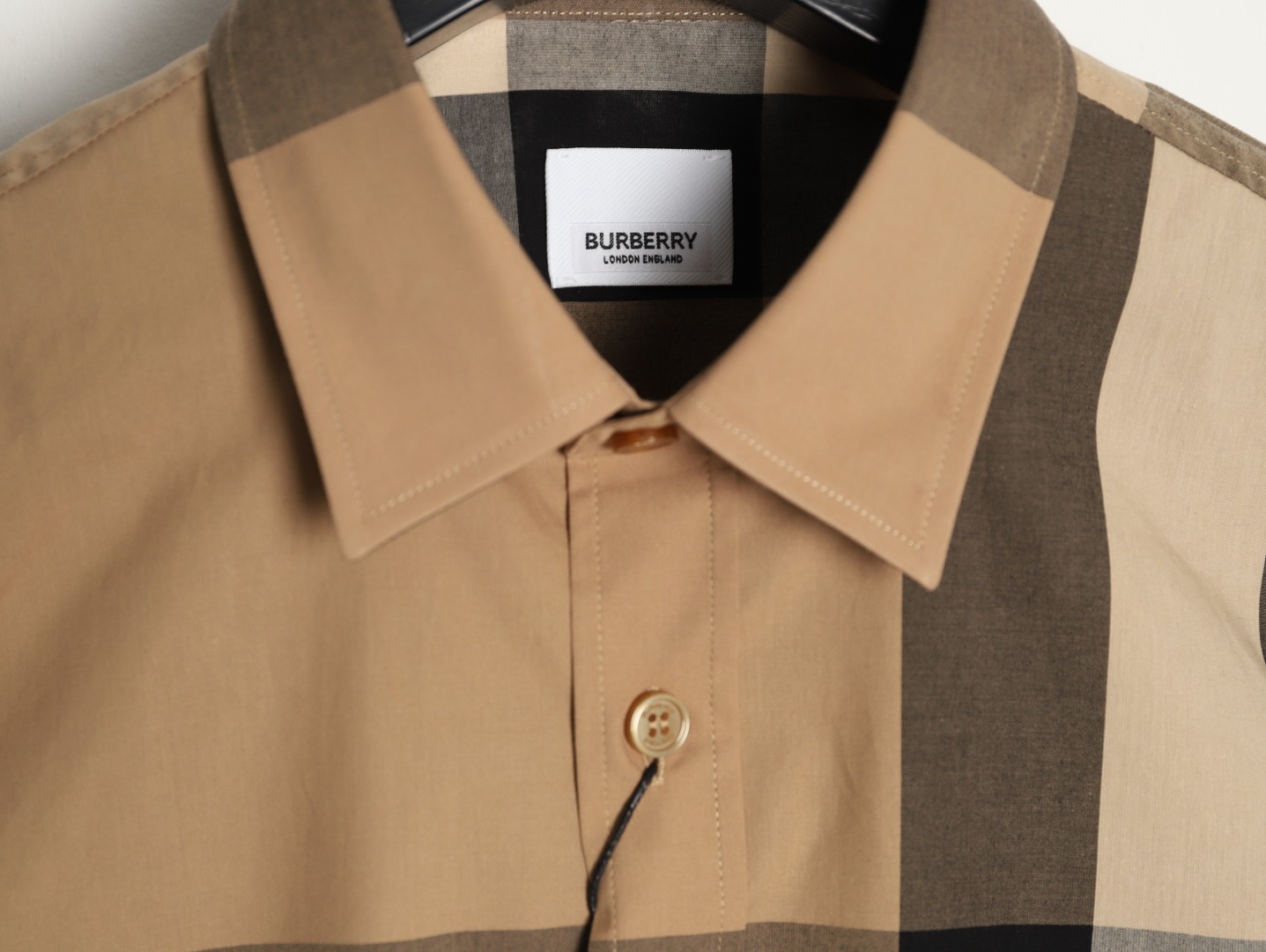 Burberry/巴寶莉 經典大格紋棉質襯衫
定制原版一致80支精梳棉單線紗，紗線全部訂染，最終確定織法，
無論是格型大小線條粗細均達到Y版水平並且布料沒有尾斜現象，
紅外線裁剪對條對格單件裁，保證大貨品質，
定制塔羅貝油封噴漆扣子自然發亮（不同市場版都是樹脂扣），裁片、領子坐領 門邊 袖口 部位加了燙薄，
全部要對格對位出成品，紅外激光定位對格取位，
每個獨立的尺碼都是定位裁片，前幅，口袋，袖子等部位都是對格對位的，
工序複製，費時費料，經典簡單氣質不失大牌，面料上身舒適柔軟卻又挺括有型，