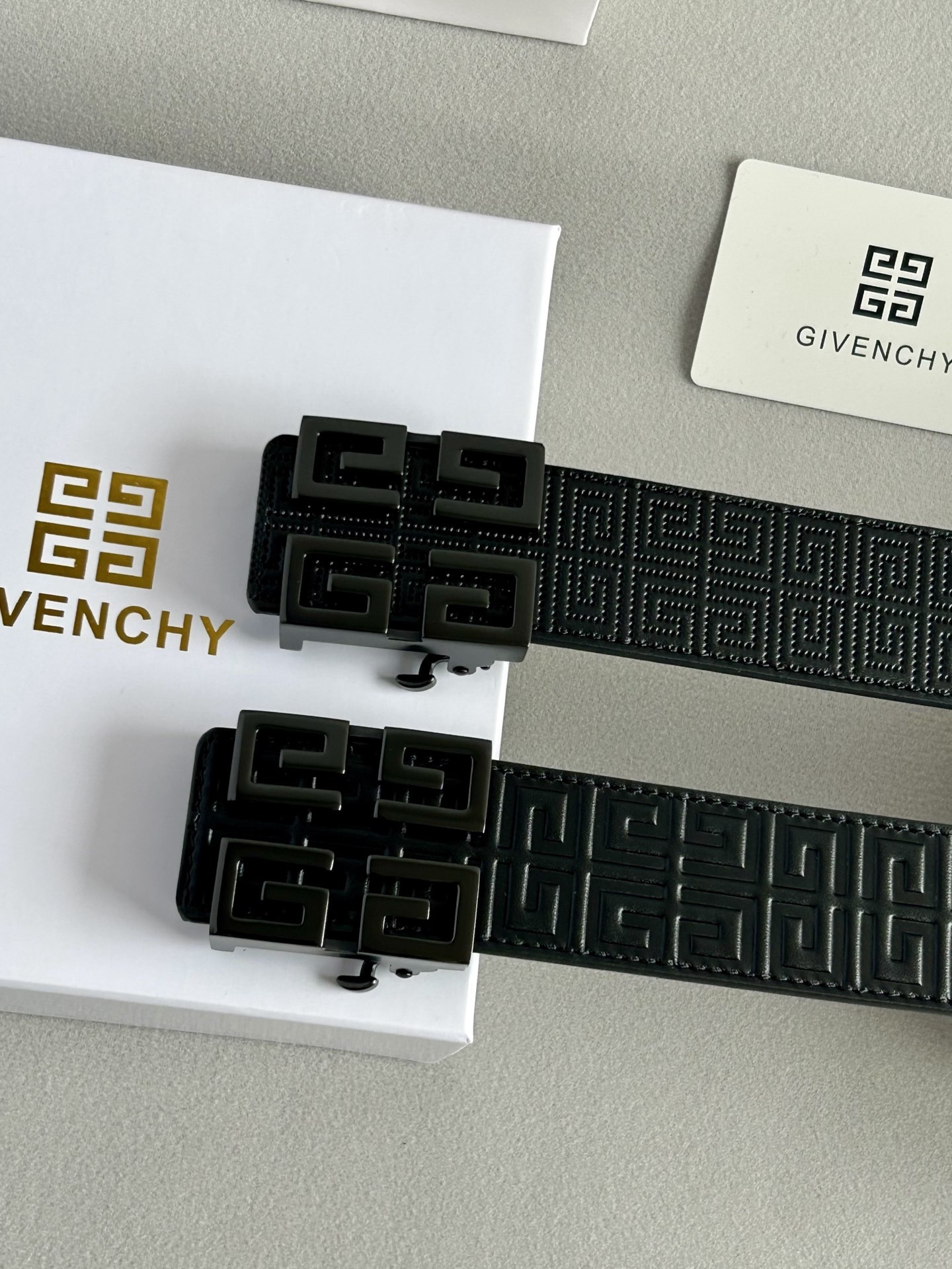 【纪梵希】新款男士 頭層小牛皮黑色壓花腰帶，內襯荔枝紋底，寬38毫米.搭配不鏽鋼經典4G自動扣.商務服裝造型的完美搭配。永恆經典！