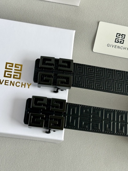 【纪梵希】新款男士 頭層小牛皮黑色壓花腰帶，內襯荔枝紋底，寬38毫米.搭配不鏽鋼經典4G自動扣.商務服裝造型的完美搭配。永恆經典！