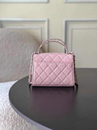 Chanel 25S 新款本季 最火的小球牛皮Kelly 手柄包
這顆絕對是黑馬
第一眼看到就深深愛上💕
顏值不必說 直接閉眼入不會錯
很好打理 也是百搭型
實現了單背斜挎腋下背手拎的效果📷
簡直就是福音〰️
很精緻 值得珍藏🔝

五金：全鋼18K淺金
皮料：獨家Haas小牛皮
尺寸：𝟏𝟒.𝟓*𝟏𝟏.𝟓*𝟓.𝟓 𝚌𝚖
型號：AS3237