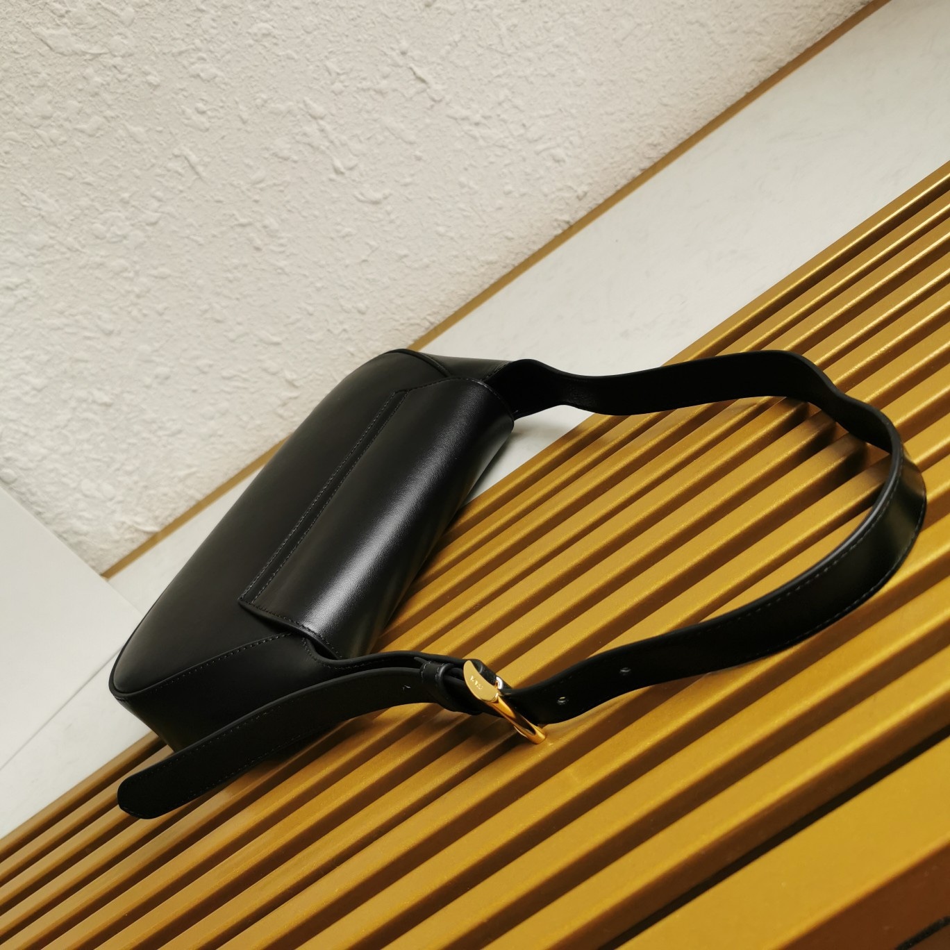 【 原單】P家🌹新款🎉Moon手袋液下包🎉1BD358到貨啦🎉🎉這款簡約Moon液下包為牛皮綻現摩登百搭的魅力。弧形包身設計，肩帶可調長短，磁扣開合翻蓋，便於隨心轉換造型。內配進口小羊皮，設有內袋，金屬配件更添亮麗格調，上身效果非常酷/時尚，又是一款永欠不過時爆款🎉寶寶們，趕緊入手吧🎉 尺寸：長25x高15x底5.5cm🎉🎉🎉🍊！