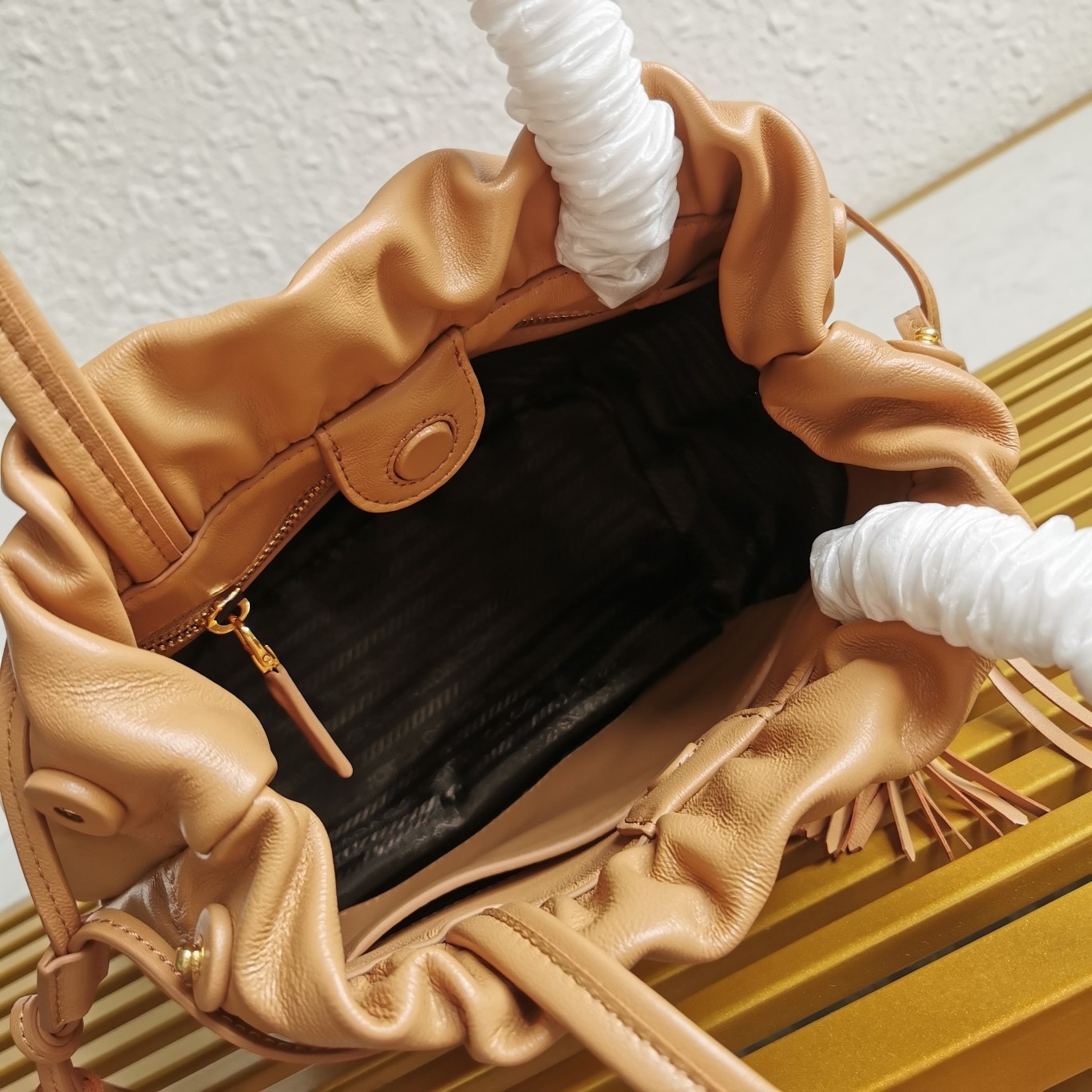 【 原單】P家🌹🎉新款福袋包🎉1BG541小羊皮🎉🎉這款福袋包採用進口小羊皮，袋口為抽繩加兩邊流梳設計，顯得整個包格外時尚又輕便又休閒，袋口為磁扣開合，內配有拉鍊和口袋，上身效果非常漂亮，女士們，趕緊入手吧，又是一款永久了過時爆款🎉🎉尺寸：長24x高25x底11cm🎉