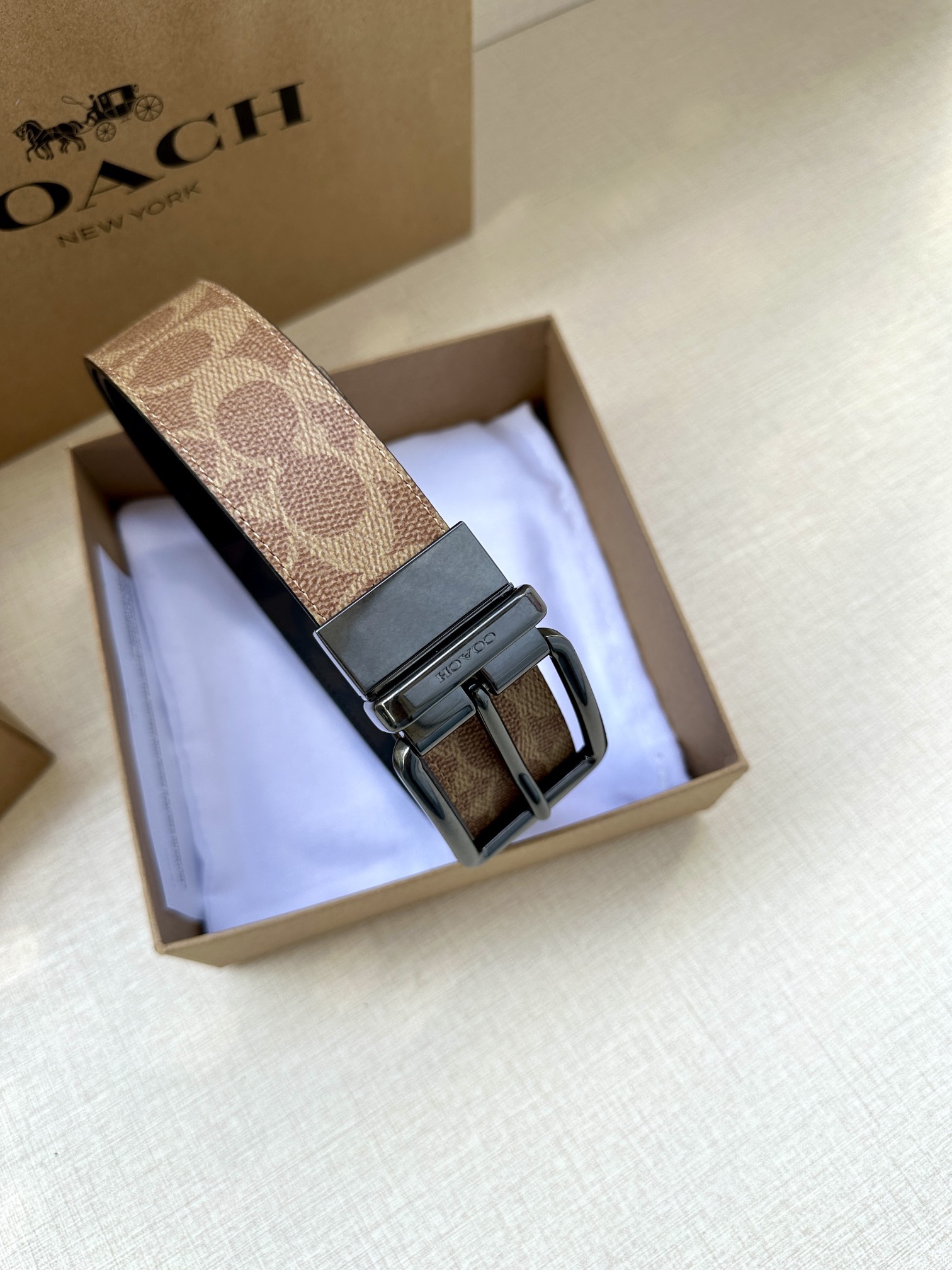 3.7cm（寬）COACH  這款雙面腰帶採用運動小牛皮製作，配有經典標誌帶扣，一款產品，兩種外觀。其合身度可個性定制，可用剪刀進行剪裁。
SAZ
D45
SMM
運動小牛皮
可裁剪
雙面
