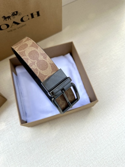 3.7cm（寬）COACH  這款雙面腰帶採用運動小牛皮製作，配有經典標誌帶扣，一款產品，兩種外觀。其合身度可個性定制，可用剪刀進行剪裁。
SAZ
D45
SMM
運動小牛皮
可裁剪
雙面

