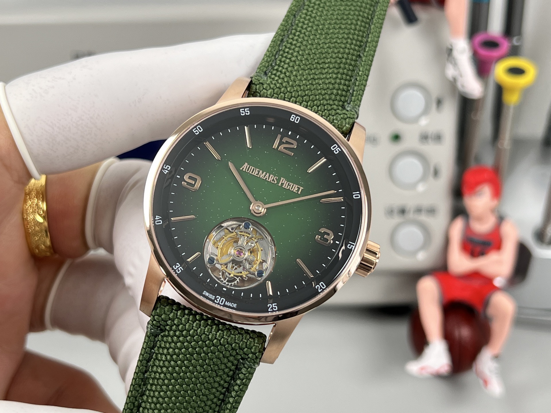 
新款愛彼真陀飛輪CODE11.59系列26396男士腕表！完美與個性的體驗！
1⃣️直徑42MM！表面玻璃採用水晶藍寶石玻璃。
2⃣️搭載Cal.2950全自動陀飛輪機芯，動力儲存60小時！
3⃣️錶帶採用進口意大利小牛皮以及帆布皮帶可選！
3⃣️表殼採用316L精鋼材質，整殼CNC高精准處理，密度與原裝吻合！          
4⃣️表面採用砂金石琺瑯錶盤
整體按照原裝顏色完美呈現！
5⃣️殼套分圈口.殼.底蓋三件套，整體角度完美體現拉絲工藝，品質與美的融合！