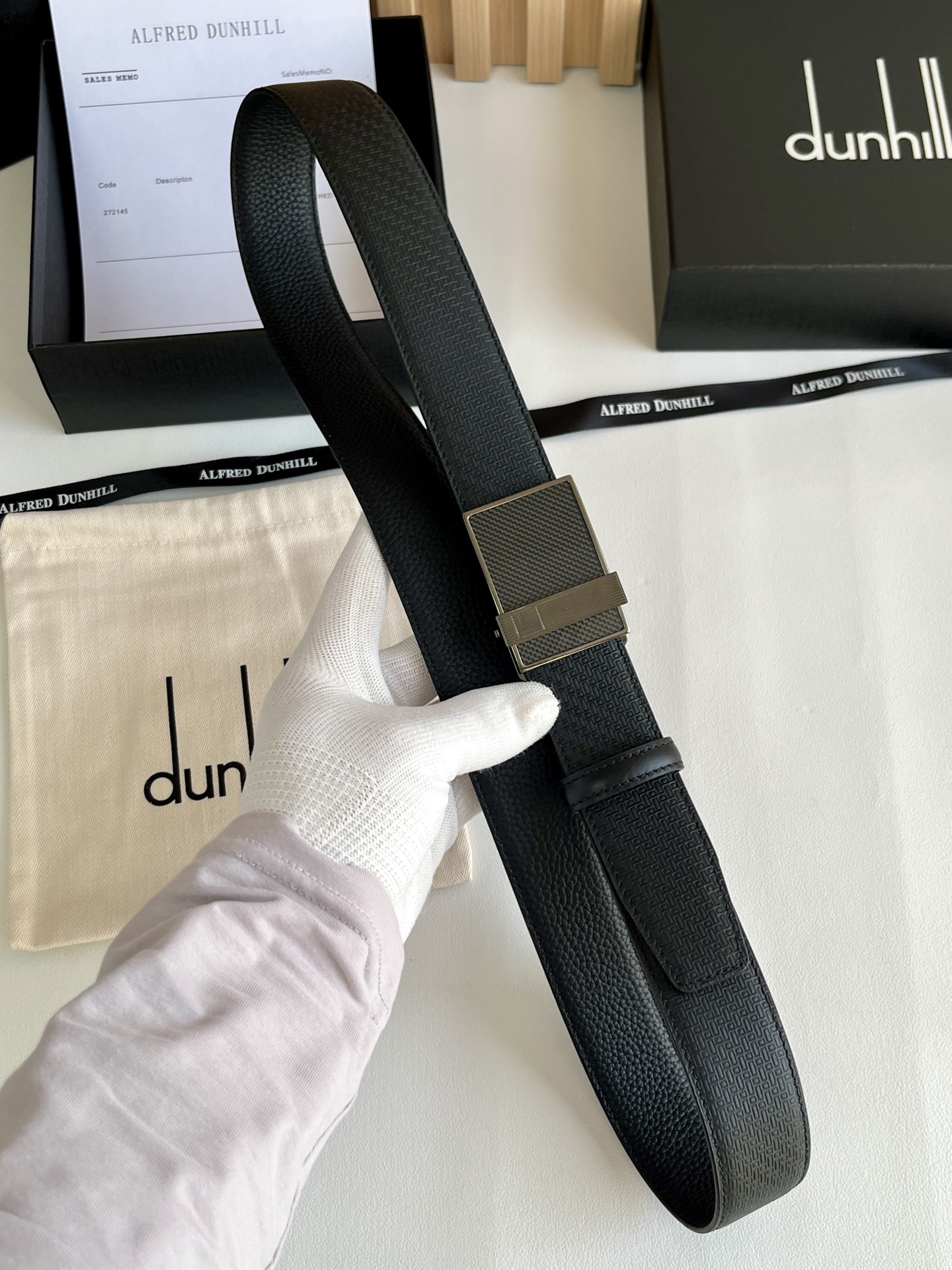 登喜路（Dunhill）是一家英國倫敦的男士奢侈品牌。皮帶以其精湛的工藝和經典的設計，成為男士配飾中的精品。皮帶的質感好、耐用性強，商務休閒百搭款！