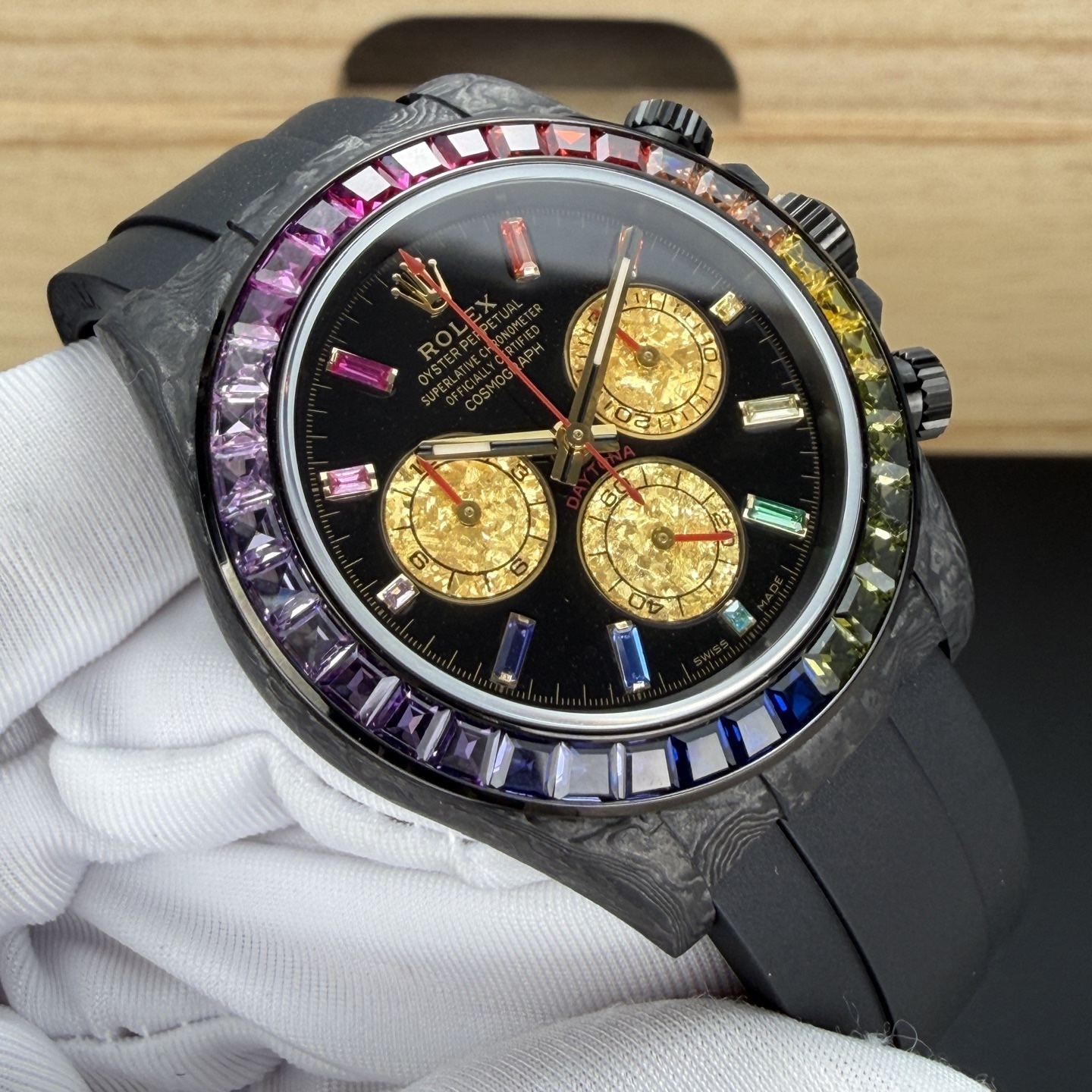 BLAKEN 頂配升級｜彩虹鑽·鉑金眼睛 4代迪通拿
BLAKEN Top Custom • Rainbow Diamond • Platinum Eye
Rolex Daytona 4th Gen 🔥
40mm 全碳纖維高端款｜實拍質感拉滿
Full Carbon Fiber • 40mm High-End Quality
✅ 72H Long Power Reserve
搭載4130一體機芯，72小時長續航，穩定耐用
✅ 魔術貼便攜式錶帶，佩戴方便快捷
Velcro portable strap •