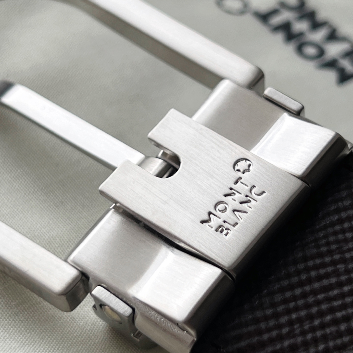 馬蹄形帶扣黑色/棕色雙面皮帶（35毫米）
馬蹄形閃亮鍍釕帶扣。可調節長度，3.5cm黑色和棕色雙面皮帶。打造經典靈動造型。
貨號 錶帶描述 黑色和棕色雙面牛皮皮帶 皮革圖案 金屬圓環上飾有萬寶龍六角白星 標識 搭扣裝置 易開啓裝置，可調節皮帶長度
搭扣形狀 馬蹄形主要顏色 黑色 | 棕色 搭扣類型 針扣式表扣