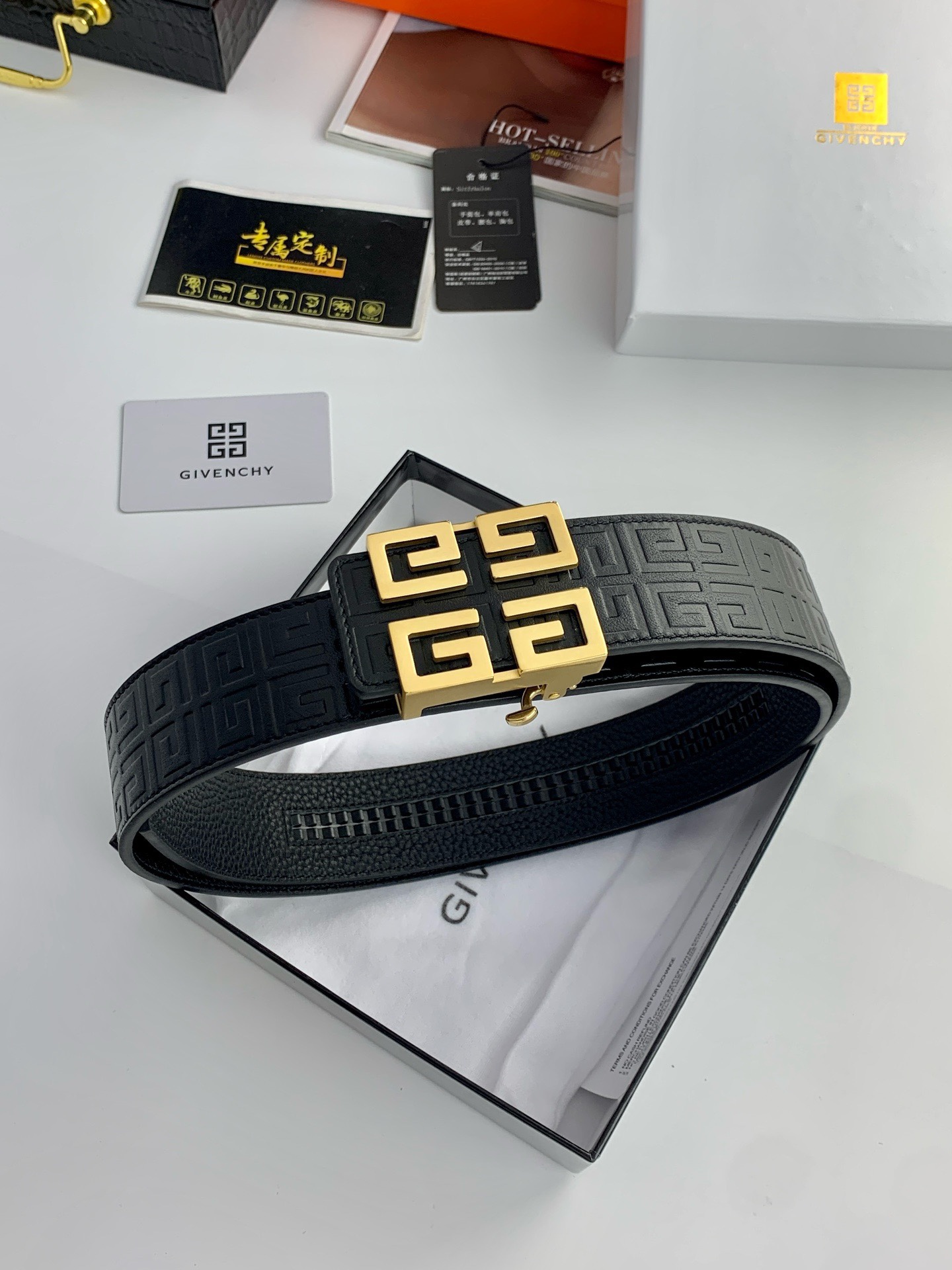 【紀梵希】新款男士 頭層小牛皮黑色壓花腰帶，內襯荔枝紋底，寬38毫米.搭配不鏽鋼經典4G自動扣.商務服裝造型的完美搭配。永恆經典！