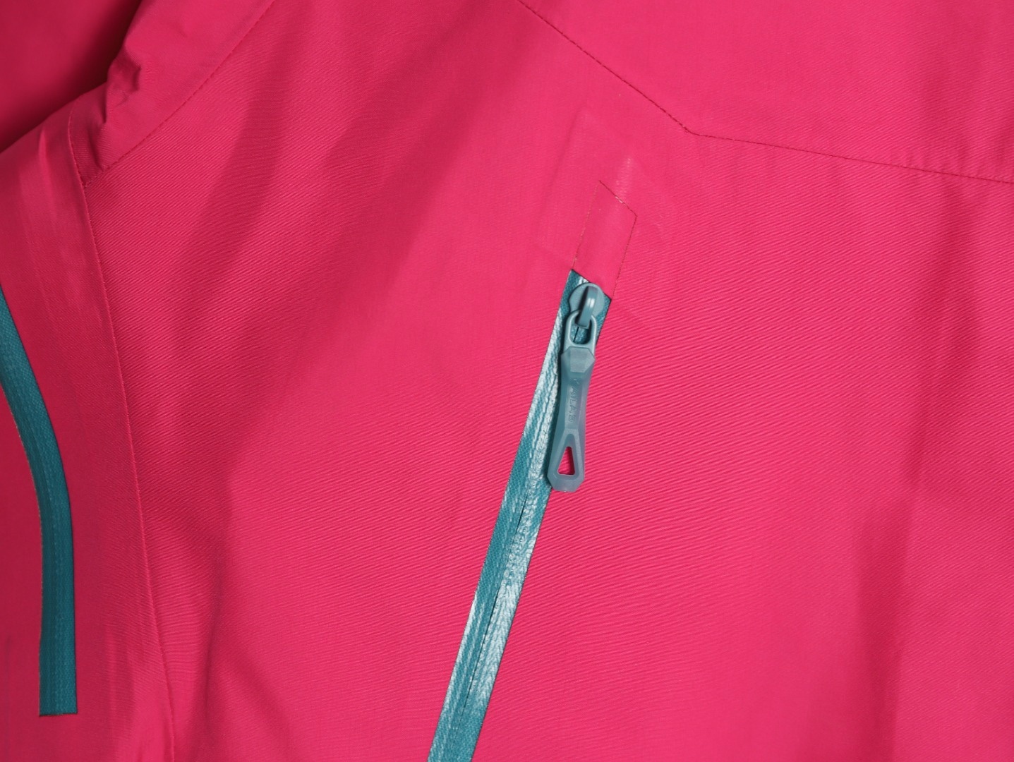 🔝Kailas 凱樂石· MONT X- LT  輕量化衝鋒衣外套

戶外與日常的理想之選，為你帶來極致體驗：

• 超輕量設計：M碼僅重284g，全衣重量減輕54%，極致輕量，穿上宛如無物，長時間徒步、攀爬毫無負擔。收納後體積小巧，如同一瓶礦泉水大小，輕鬆塞於背包一角，不佔空間。

• 卓越面料性能：採用40D GORE - TEX 3L面料，防水指數高達20,000mmH₂O以上，能抵御暴雨侵襲，在雨中行走也可保持身體乾爽。防風性能出色，可有效阻擋狂風。透氣指數達10,000g/m²/2