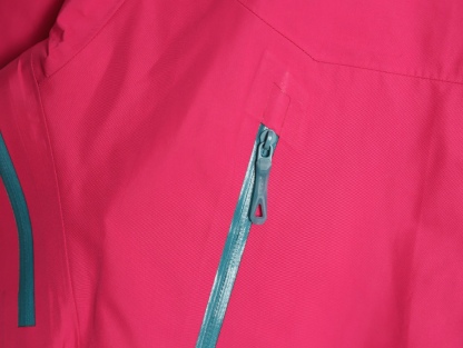 🔝Kailas 凱樂石· MONT X- LT  輕量化衝鋒衣外套

戶外與日常的理想之選，為你帶來極致體驗：

• 超輕量設計：M碼僅重284g，全衣重量減輕54%，極致輕量，穿上宛如無物，長時間徒步、攀爬毫無負擔。收納後體積小巧，如同一瓶礦泉水大小，輕鬆塞於背包一角，不佔空間。

• 卓越面料性能：採用40D GORE - TEX 3L面料，防水指數高達20,000mmH₂O以上，能抵御暴雨侵襲，在雨中行走也可保持身體乾爽。防風性能出色，可有效阻擋狂風。透氣指數達10,000g/m²/2