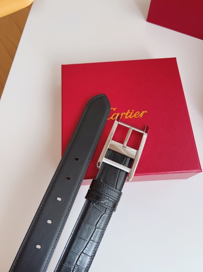 
Cartier（卡地亞）憑借匠心傑作展現與眾不同的美感，融合精湛工藝與經典設計，演繹雋永風格；瀟灑不羈，果敢獨立！此款式易搭配服飾；休閒正裝兩相宜。皮帶寬度：35mm