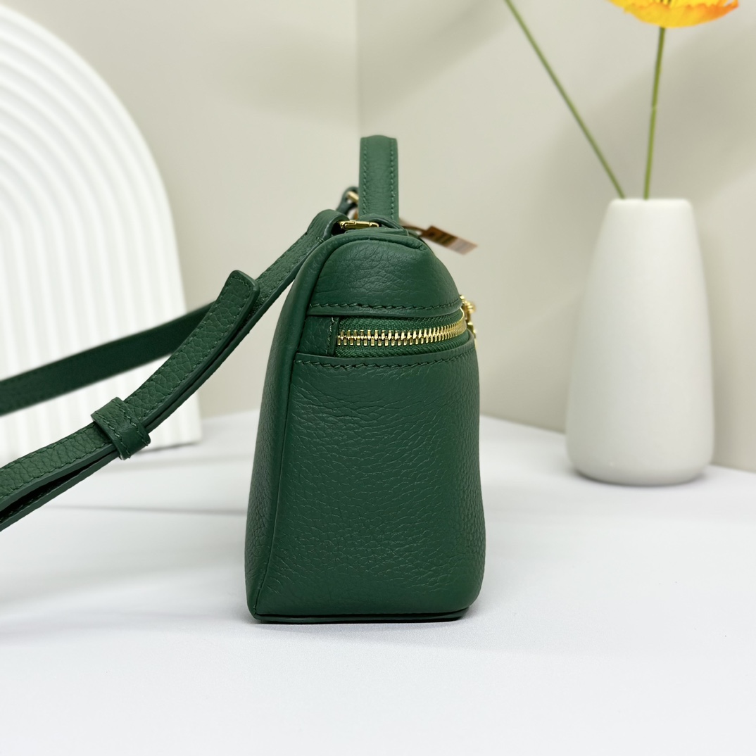 𝓸𝓻𝓸 𝓟𝓲𝓪𝓷𝓪諾悠翩雅
𝑬𝒙𝒕𝒓𝒂 𝑷𝒐𝒄𝒌𝒆𝒕 𝑳𝟏𝟗 
這是一款大開口結構的功能性設計的手拿包，經典風格和簡約設計的組合體。包身採用進口原廠小牛皮材質，輕微的錘紋呈現優雅的紋理，內里採用進口原廠小羊皮。皮革手柄和可拆卸肩帶，可打造出不同背法實用百搭。雙向拉鍊開合，搭配My Charms銀色金屬掛飾。（LP特級全鋼配件五金）
size：11×19×6.5cm
貨號：FAN4046
配套全套專櫃禮盒包裝🎁