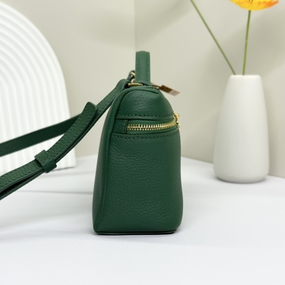 𝓸𝓻𝓸 𝓟𝓲𝓪𝓷𝓪諾悠翩雅
𝑬𝒙𝒕𝒓𝒂 𝑷𝒐𝒄𝒌𝒆𝒕 𝑳𝟏𝟗 
這是一款大開口結構的功能性設計的手拿包，經典風格和簡約設計的組合體。包身採用進口原廠小牛皮材質，輕微的錘紋呈現優雅的紋理，內里採用進口原廠小羊皮。皮革手柄和可拆卸肩帶，可打造出不同背法實用百搭。雙向拉鍊開合，搭配My Charms銀色金屬掛飾。（LP特級全鋼配件五金）
size：11×19×6.5cm
貨號：FAN4046
配套全套專櫃禮盒包裝🎁