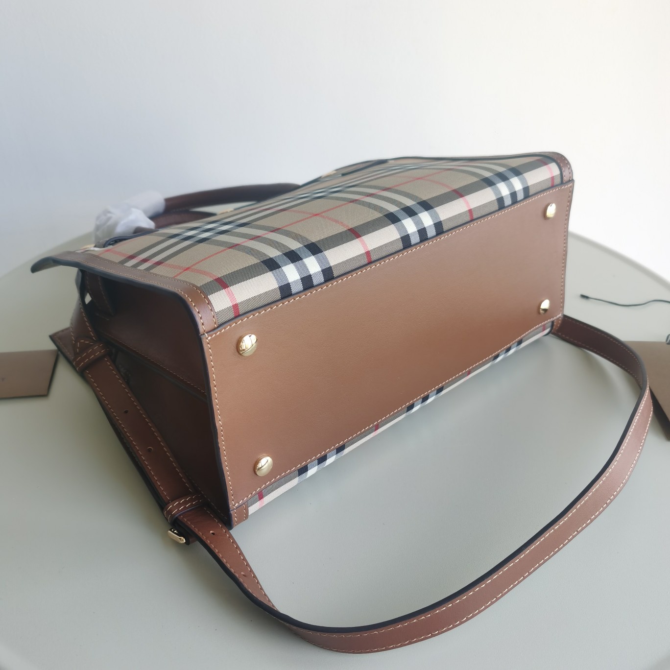 原單巴寶莉【8871】大號 精巧的「Title - 泰爾勒手袋」，精選典藏 Vintage 復古格紋裁片打造，裝飾光滑皮革邊飾與三粒鉚釘。可用頂部提柄手拎，或以可拆式背帶締造肩背造型。32 x 15 x 25cm