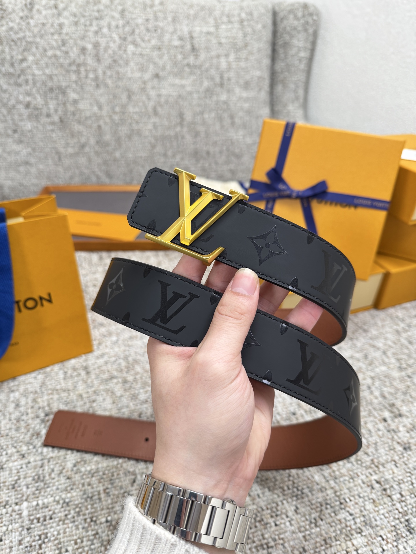 
Louis Vuitton LV腰带 丝印系列 原厂五金 精致手工绘边 柔软舒适 宽4.0