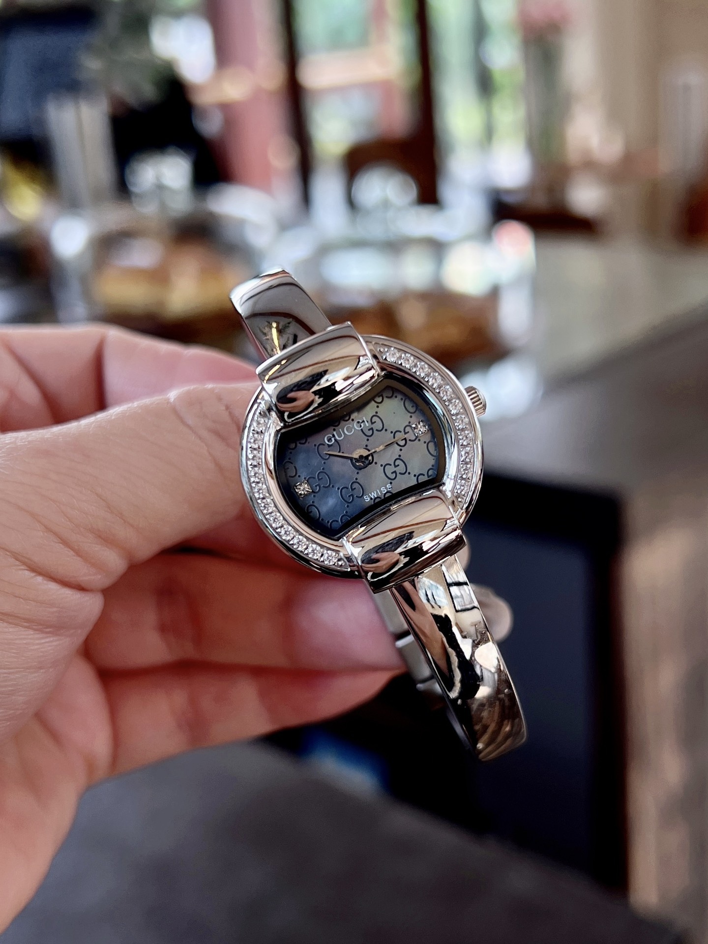 
古馳
Gucci 瑞士日內瓦最新限量款升級版到貨（後蓋全新加重處理，重做原裝對版鑲鑽字面。字面鑲嵌八箭八星兩個閃亮的鋯鑽石💎，細節誠意滿滿💎區別以往老舊版本，歡迎品鑒👏👏），表徑25mm，厚度7.5mm，藍寶石玻璃，表面把頭都有經典雙G logo設計元素，非常經典，適合小手腕佩戴，小巧玲瓏，溫婉細膩