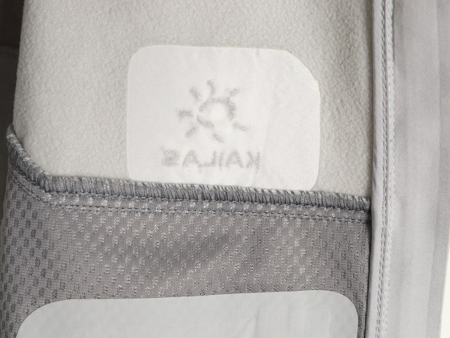 🔝KAILAS 凯乐石 M8 IC 运动户外登山徒步防风防泼保暖透气薄绒软壳拉链外套

某物在售同款 市面最好的货！ 全身压胶工艺 内里薄绒与鸟家伽马MX版型做工设计基本一致！

kailas自研科技面料 外层防风防水防冰内里采用中空保暖面料 立体薄绒 轻盈亲肤 保暖透气 有效抵挡在户外遇到的任何情况！ 前胸贴合口袋压胶 腋下一整片裁片的平车走线加压胶工艺 防止湿气冷气入侵的时候 衣服表面更加平整 大厂精湛做工 无可挑剔！
 3D风雪帽加中高帽领的设计 更有效防护颈部脸部冷风灌入且不遮挡视线