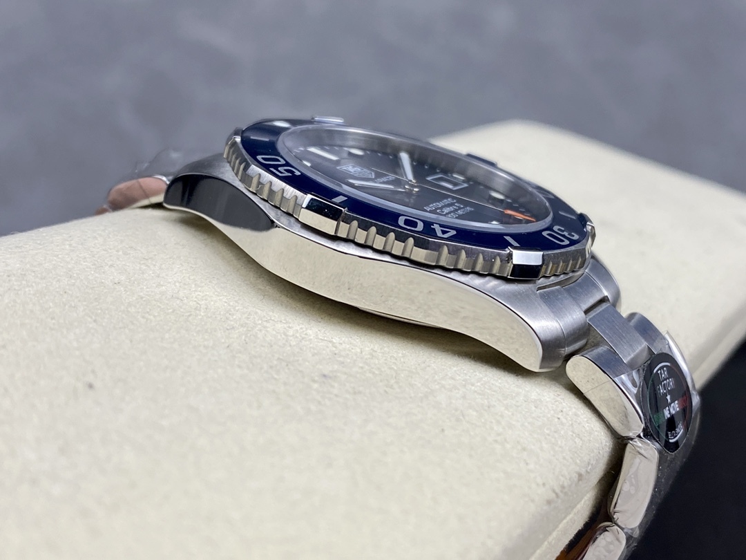 TAR年末巨獻——超級泰格豪雅系列腕表，正裝休閒兩不誤、小眾而不平庸、穩重而不失靈動，通勤的最佳首選腕表。全系均採用原裝數據打造、配件可以和原廠互換，頂級打磨 超強夜光 防水性能高達100米，超原單品質 誠意滿滿 並搭載原裝sw200機芯，歡迎品鑒！