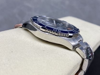 TAR年末巨獻——超級泰格豪雅系列腕表，正裝休閒兩不誤、小眾而不平庸、穩重而不失靈動，通勤的最佳首選腕表。全系均採用原裝數據打造、配件可以和原廠互換，頂級打磨 超強夜光 防水性能高達100米，超原單品質 誠意滿滿 並搭載原裝sw200機芯，歡迎品鑒！