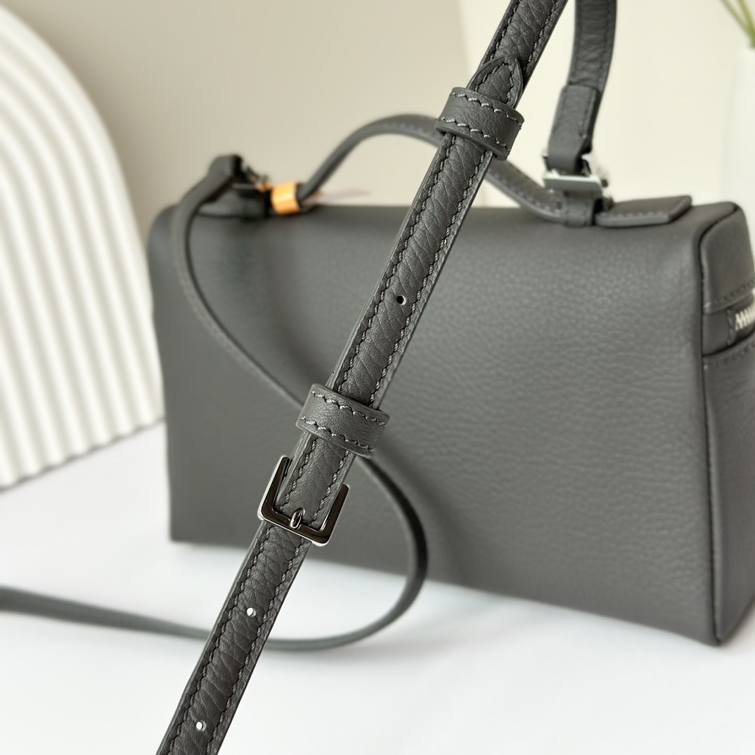 𝓛𝓸𝓻𝓸 𝓟𝓲𝓪𝓷𝓪諾悠翩雅
𝑬𝒙𝒕𝒓𝒂 𝑷𝒐𝒄𝒌𝒆𝒕 𝑳𝟏𝟗 
這是一款大開口結構的功能性設計的手拿包，經典風格和簡約設計的組合體。包身採用進口原廠小牛皮材質，輕微的錘紋呈現優雅的紋理，內里採用進口原廠小羊皮。皮革手柄和可拆卸肩帶，可打造出不同背法實用百搭。雙向拉鍊開合，搭配My Charms銀色金屬掛飾。（LP特級全鋼配件五金）
size：11×19×6.5cm
貨號：FAN4046
配套全套專櫃禮盒包裝🎁