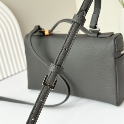 𝓛𝓸𝓻𝓸 𝓟𝓲𝓪𝓷𝓪諾悠翩雅
𝑬𝒙𝒕𝒓𝒂 𝑷𝒐𝒄𝒌𝒆𝒕 𝑳𝟏𝟗 
這是一款大開口結構的功能性設計的手拿包，經典風格和簡約設計的組合體。包身採用進口原廠小牛皮材質，輕微的錘紋呈現優雅的紋理，內里採用進口原廠小羊皮。皮革手柄和可拆卸肩帶，可打造出不同背法實用百搭。雙向拉鍊開合，搭配My Charms銀色金屬掛飾。（LP特級全鋼配件五金）
size：11×19×6.5cm
貨號：FAN4046
配套全套專櫃禮盒包裝🎁