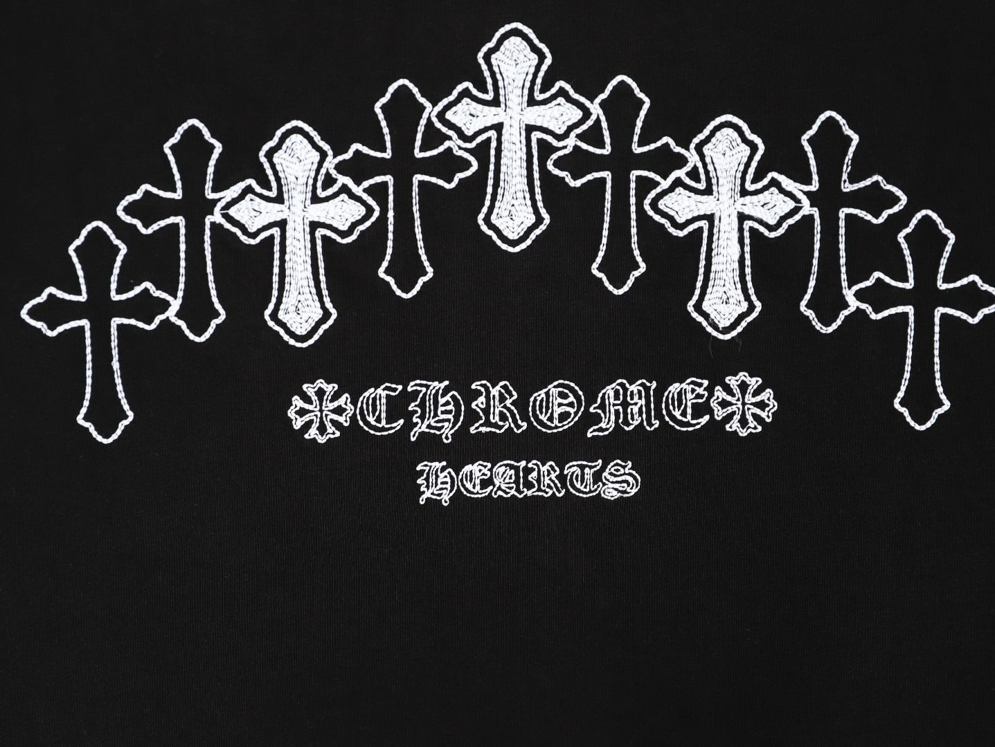 CHROME HEARTS克羅心CH 26ss 梵文十字架刺繡短袖T恤
No.1的質量 真正天花板品質，正確320g定織定染雙紗面料 柔軟舒適，成衣洗水 定染螺紋 無色差 不變形 手工磨爛超重工藝。螺紋領口均為克某心原領口 高包裹度 領口寬度和櫃櫃精確到毫米 厚領口不易變形，注意做工 領口處針腳 無折疊 順暢自然沒重疊線 真正還原 這是多少人都做不到的 ，區別市場通貨!
M1 Size: S-XL