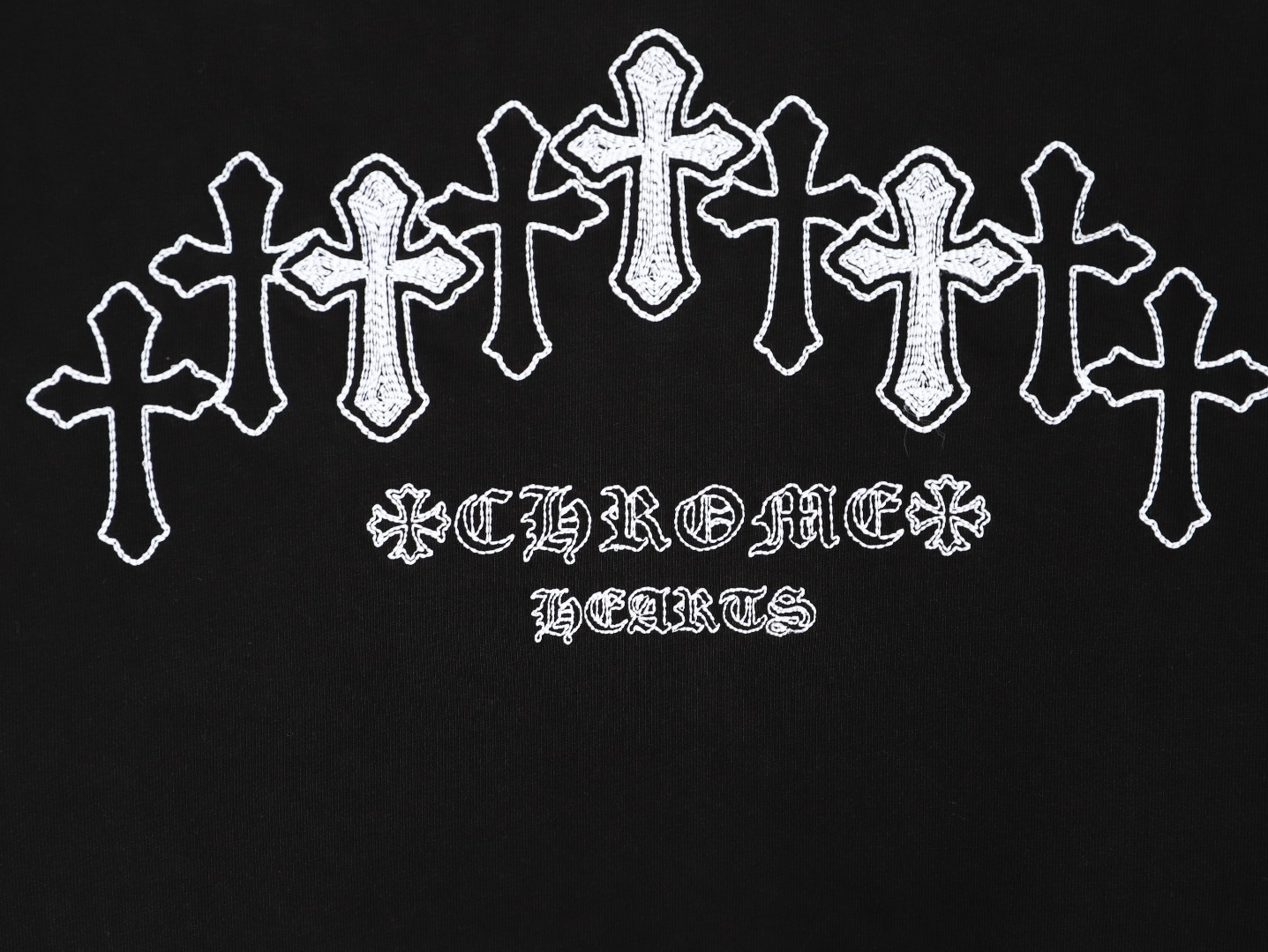 CHROME HEARTS克羅心CH 26ss 梵文十字架刺繡短袖T恤
No.1的質量 真正天花板品質，正確320g定織定染雙紗面料 柔軟舒適，成衣洗水 定染螺紋 無色差 不變形 手工磨爛超重工藝。螺紋領口均為克某心原領口 高包裹度 領口寬度和櫃櫃精確到毫米 厚領口不易變形，注意做工 領口處針腳 無折疊 順暢自然沒重疊線 真正還原 這是多少人都做不到的 ，區別市場通貨!
M1 Size: S-XL