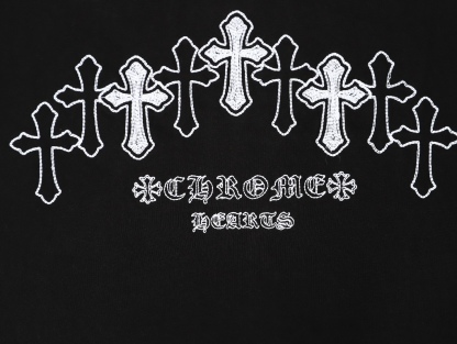 CHROME HEARTS克羅心CH 26ss 梵文十字架刺繡短袖T恤
No.1的質量 真正天花板品質，正確320g定織定染雙紗面料 柔軟舒適，成衣洗水 定染螺紋 無色差 不變形 手工磨爛超重工藝。螺紋領口均為克某心原領口 高包裹度 領口寬度和櫃櫃精確到毫米 厚領口不易變形，注意做工 領口處針腳 無折疊 順暢自然沒重疊線 真正還原 這是多少人都做不到的 ，區別市場通貨!
M1 Size: S-XL