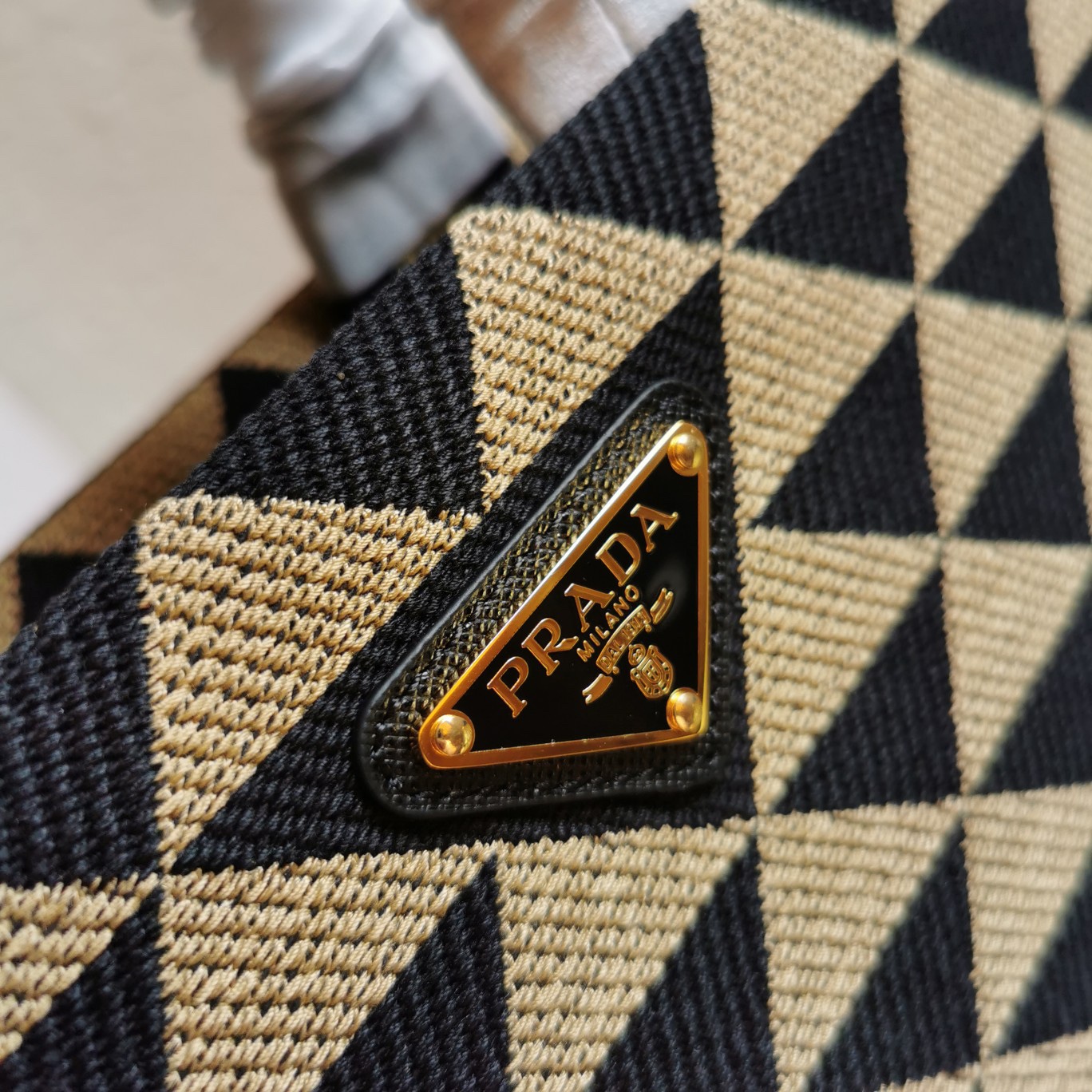 【 原單】👏刺繡織物托特包👏1BA354中號👏👏有長肩帶👌這款刺繡托特包採用進口Saffiano皮革和獨特刺繡面料👍中號為織物刺繡提手設計，110釐米可拆卸可調式Saffiano皮革長肩帶💕太美了😘可仙可酷😎，什麼場合都適合。又是一款網紅/明星認可的爆款👏👏趕緊入手吧😘美美們😘
尺寸：長28x高22x底9cm