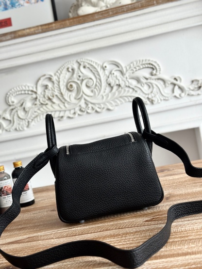 琳迪lindy 19cm	
Tc皮 蜜蠟線半手工縫製
lindy19保留了琳迪包所有細節的完整設計，側口袋、拉鍊等全部都是經典的設計√
這只小可愛暴擊了多少人的少女心