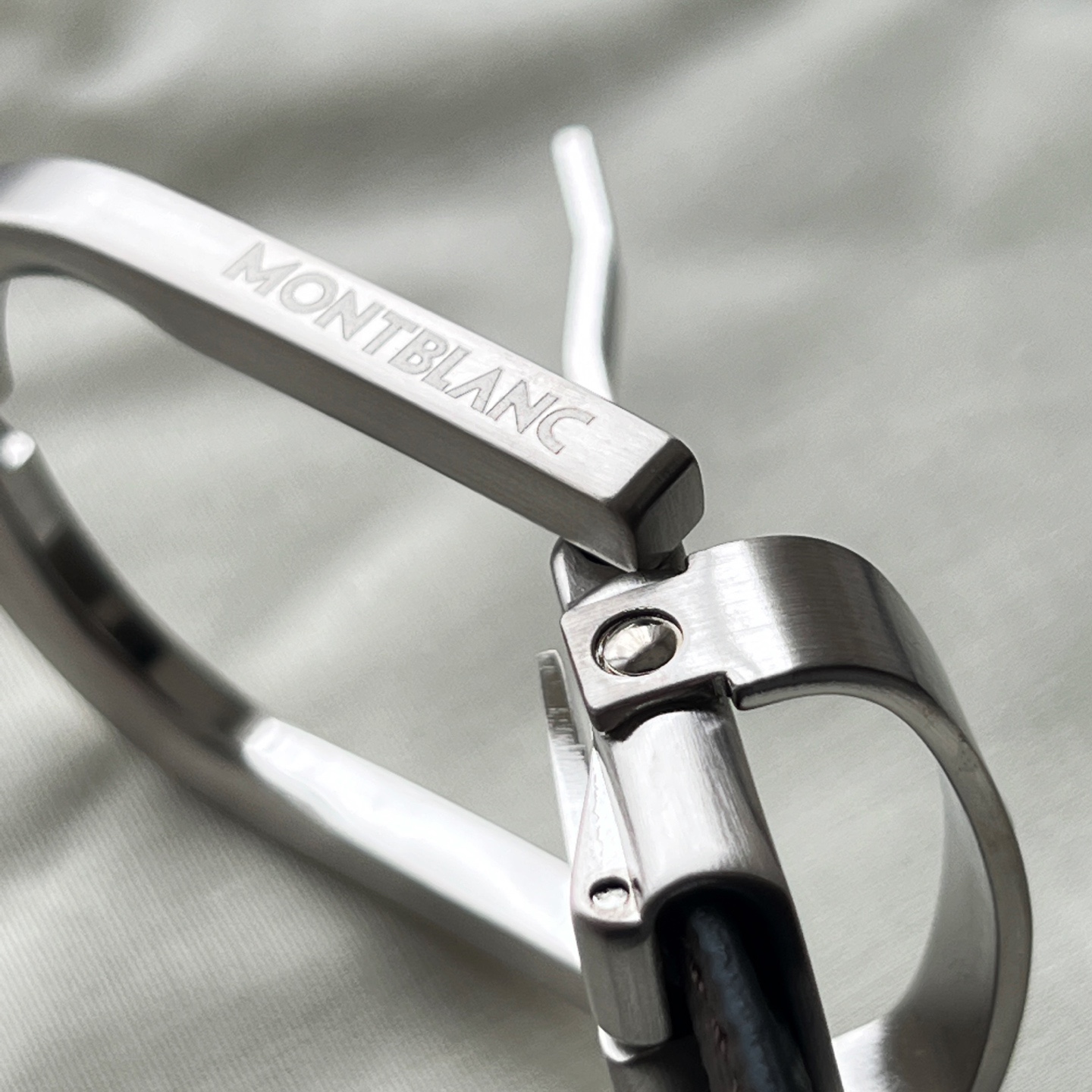 馬蹄形帶扣黑色/棕色雙面皮帶（35毫米）
馬蹄形閃亮鍍釕帶扣。可調節長度，3.5cm黑色和棕色雙面皮帶。打造經典靈動造型。
貨號 錶帶描述 黑色和棕色雙面牛皮皮帶 皮革圖案 金屬圓環上飾有萬寶龍六角白星 標識 搭扣裝置 易開啓裝置，可調節皮帶長度
搭扣形狀 馬蹄形主要顏色 黑色 | 棕色 搭扣類型 針扣式表扣