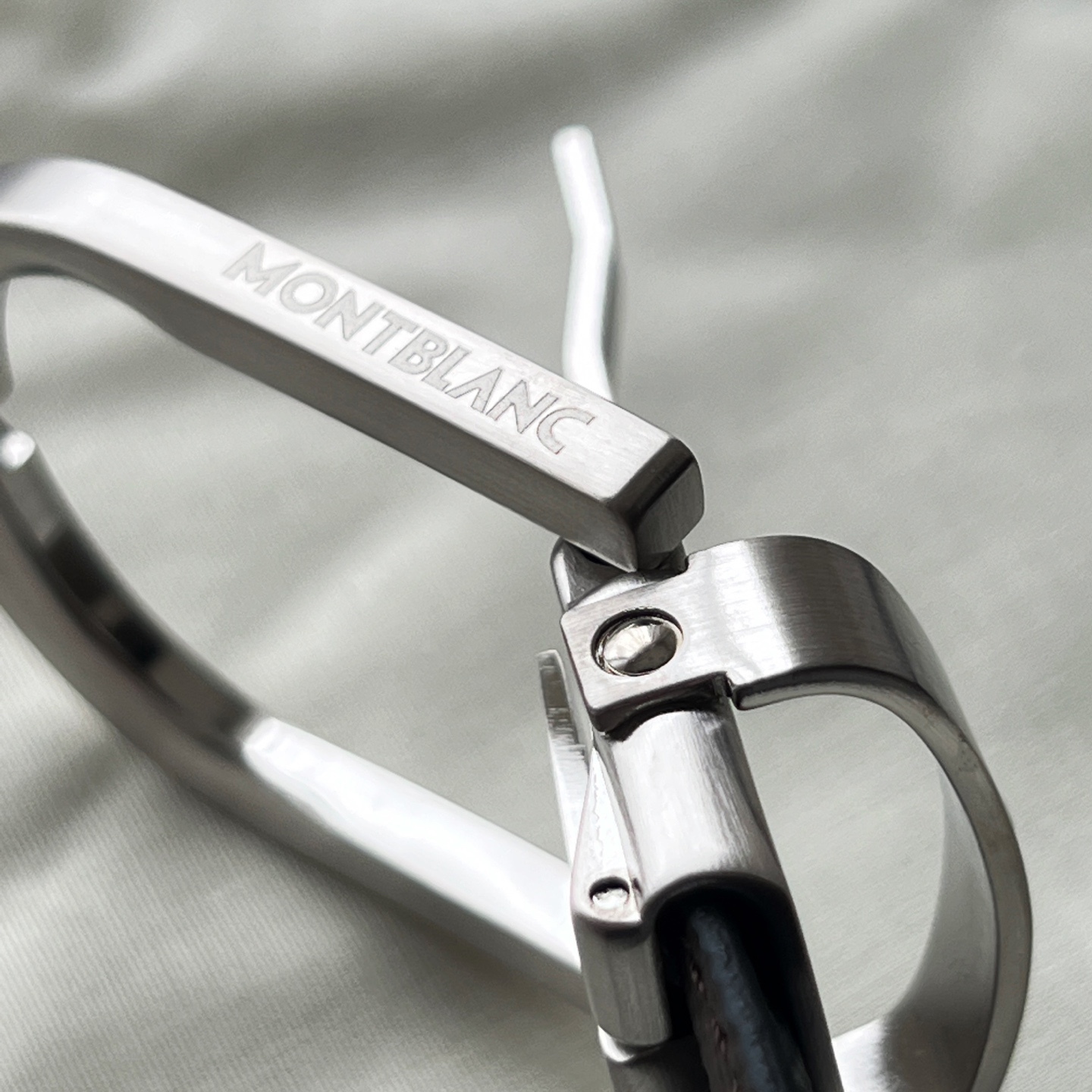 馬蹄形帶扣黑色/棕色雙面皮帶（35毫米）
馬蹄形閃亮鍍釕帶扣。可調節長度，3.5cm黑色和棕色雙面皮帶。打造經典靈動造型。
貨號 錶帶描述 黑色和棕色雙面牛皮皮帶 皮革圖案 金屬圓環上飾有萬寶龍六角白星 標識 搭扣裝置 易開啓裝置，可調節皮帶長度
搭扣形狀 馬蹄形主要顏色 黑色 | 棕色 搭扣類型 針扣式表扣