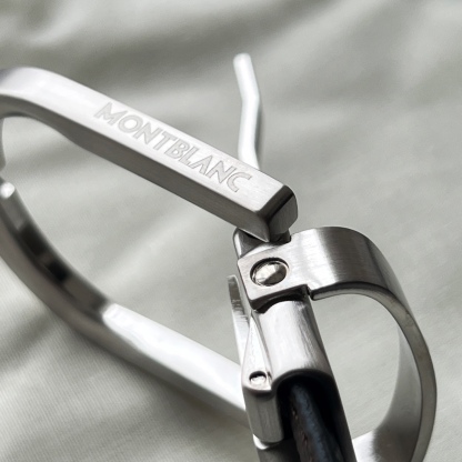 馬蹄形帶扣黑色/棕色雙面皮帶（35毫米）
馬蹄形閃亮鍍釕帶扣。可調節長度，3.5cm黑色和棕色雙面皮帶。打造經典靈動造型。
貨號 錶帶描述 黑色和棕色雙面牛皮皮帶 皮革圖案 金屬圓環上飾有萬寶龍六角白星 標識 搭扣裝置 易開啓裝置，可調節皮帶長度
搭扣形狀 馬蹄形主要顏色 黑色 | 棕色 搭扣類型 針扣式表扣