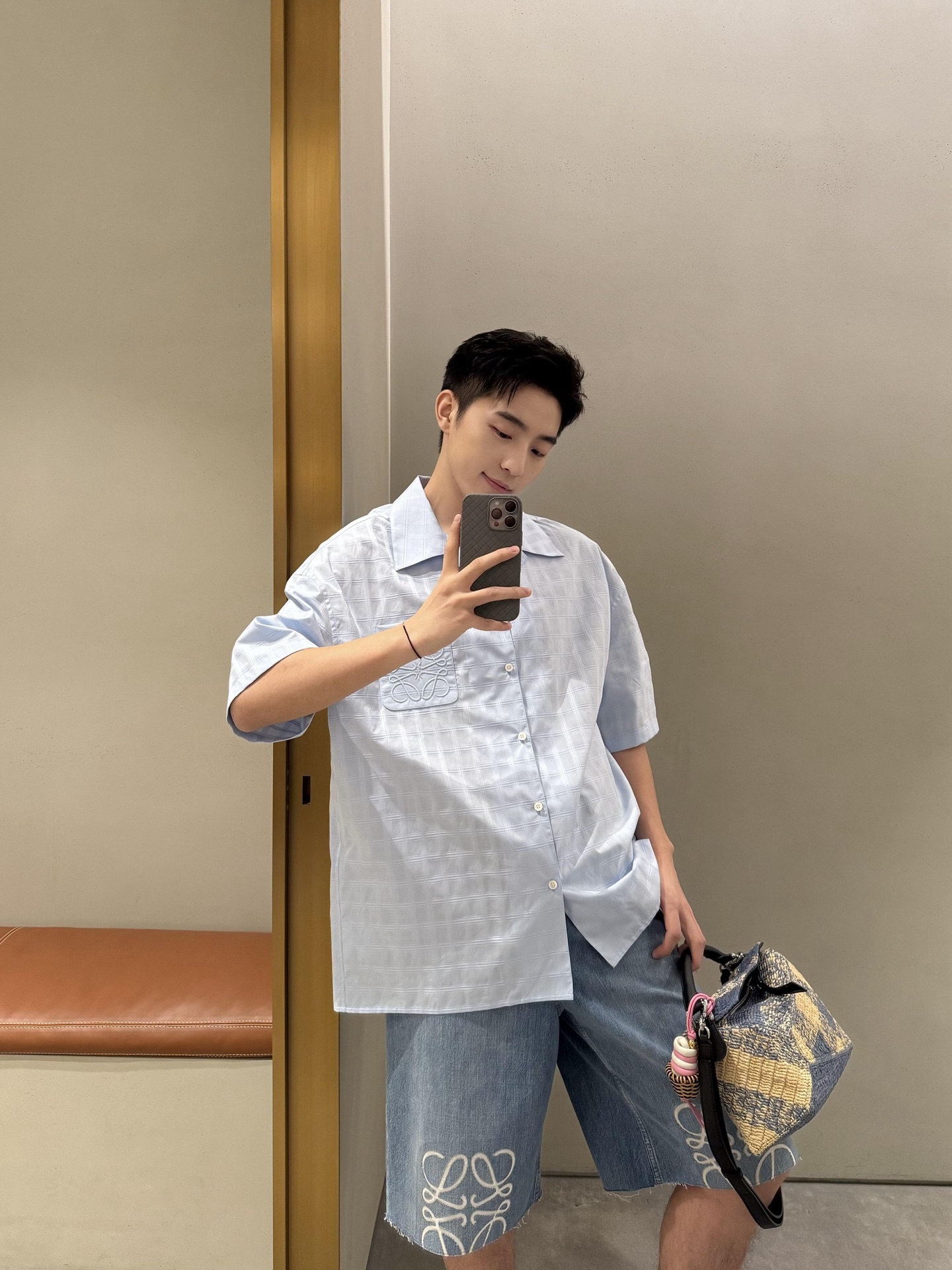 🔝LOEWE羅意威 Anagram 刺繡口袋格子短袖襯衫
定制雲紋高支提花格料，採用進口機刺繡工藝，精度高，線條流暢而細膩，紅外線定位裁床，通過紅外發射器和紅外接收器來實現對材料的精准定位，精度可達到微米級別，面料都經過砂洗，手感質感更佳，不易變形，不易縮水，不易褪色，保持長久的美觀，定制輔料，寬松版型
B Size：36 38 40 42