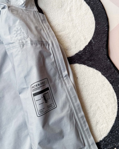 KAILAS凱樂石博格達衝鋒衣！防風防水透氣保溫，六色可選！面料採用與100D Gore-Tex Pro同級防護科技，人性化剪裁設計立體剪裁在肩部、肘部預留充足活動空間，背負重包時也不會束縛動作。風帽後側設有抽繩調節系統，暴雨時收緊可防止雨水糊臉；袖口採用鈎環固定，大幅活動時不易移位。透氣與輕量平衡腋下雙拉鍊設計能在運動時形成有效通風。整體重量控制得當，長途徒步不會造成負擔。可拆卸內膽：三合一設計最驚喜的是羽絨內膽
羽絨內膽特別輕便，保暖效果很好；可拆卸，很方便穿脫，拆掉羽絨內膽，就是一件風殼