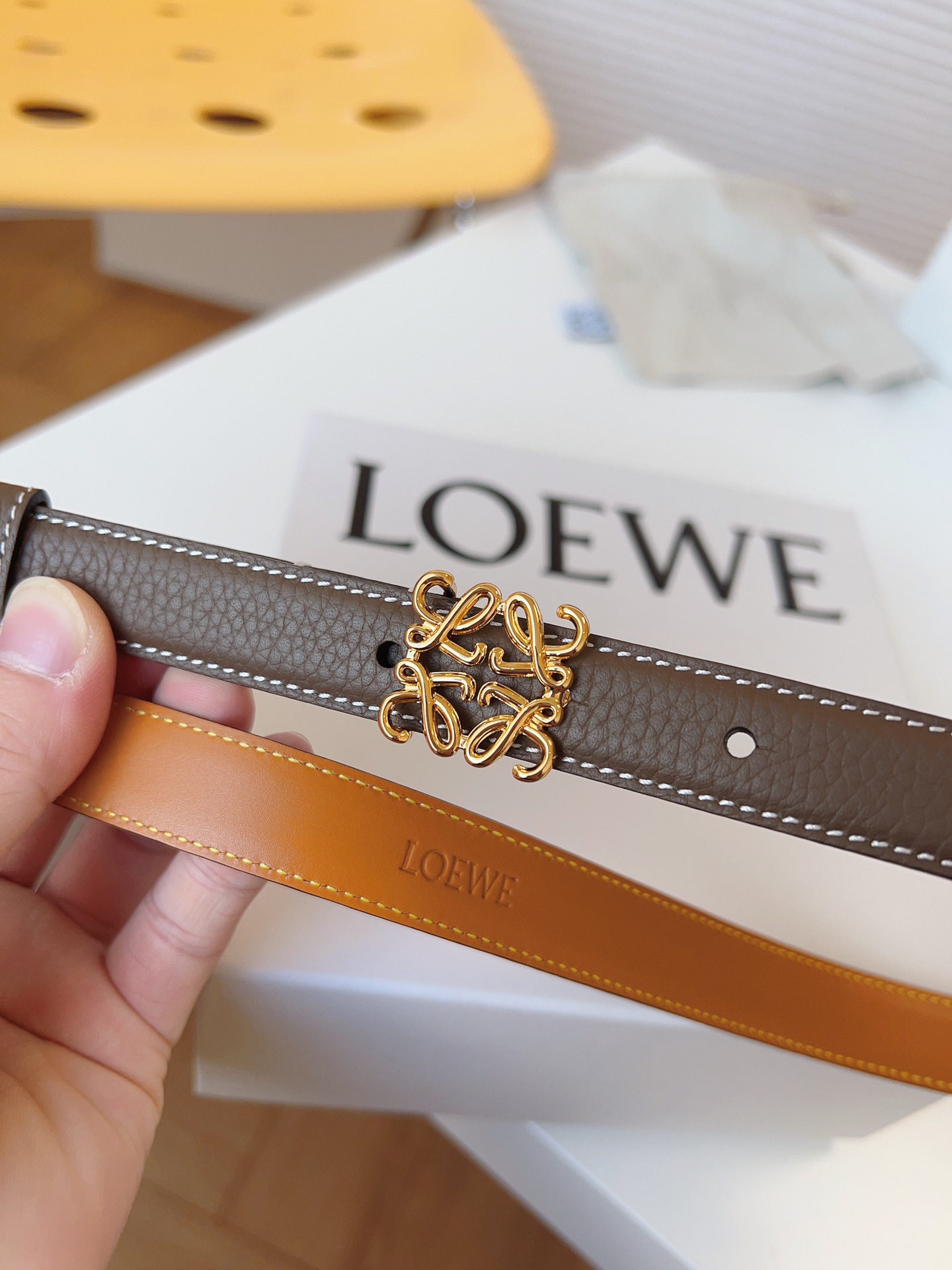 
Loewe 羅意威 經典粒面小牛皮，極簡風格的搭配，腰帶早已不是勒緊褲腰的工具，而是提升衣品，畫龍點睛的飾品；此款腰帶易搭配服飾。皮帶寬度：2.0cm