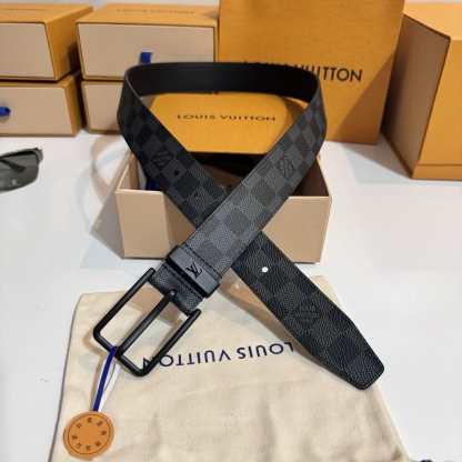 
寬度：3.5cm Frog 雙面腰帶以創意筆觸展現千禧潮流風範，巧妙致敬鄉村搖滾文化。做舊皮革令 Damier 格紋流露復古韻致，圓潤方形搭扣回溯品牌經典硬箱元素🆚