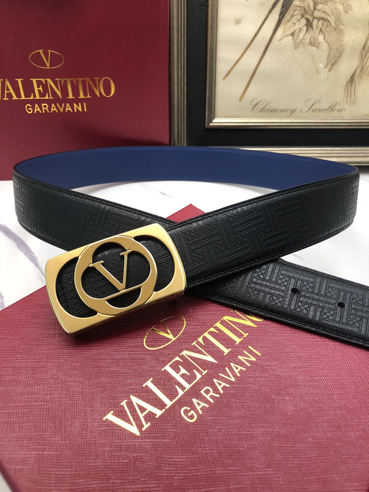 華倫天奴：原單頭層小牛皮燙印花紋，內襯頭層牛皮底，營造織紋外觀。飾以標誌原單扣。專櫃寬度4.0