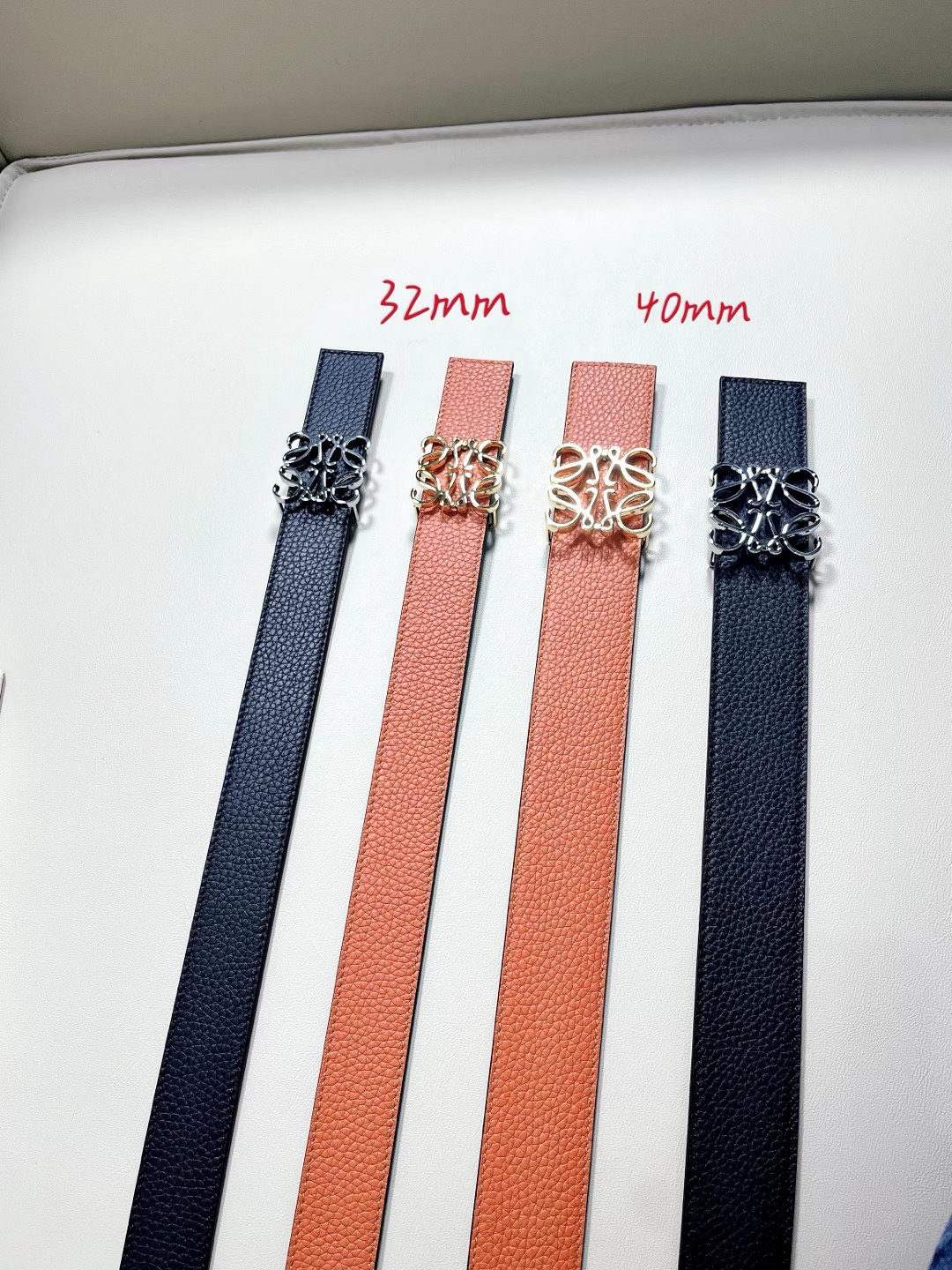 羅意威LoEWE 4.0cm正反兩穿腰帶，選用壓紋牛皮革製成，反復Anagram圖案