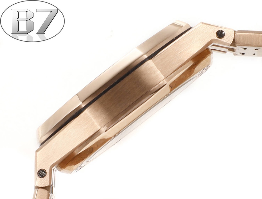 B7  Factory
AP愛彼 女款愛彼皇家橡樹 剔除機芯甲板多餘部分，使之變得更加鏤空——成就鋼表巔峰—— 實力演繹 衛冕“鋼”王！【6大精妙之處】1.正品拆解開模，尺寸為37毫米與正品一致！2.完美還原正品表殼的每一處細節，盡顯正品“稜角分明 堅毅果敢”的陽剛氣質。3.鋼帶的做工無可挑剔，比市面上任何鋼帶表做工均要更上一層樓，鋼帶頭粒和表頭銜接的“緩衝帶”的鬆緊程度與正品一模一樣。4.自動陀的與原裝致敬，是市面唯一做到顏色於原裝一致的版本（市面一般版本均偏紅）其上的ap族徽雕刻獨一無二。